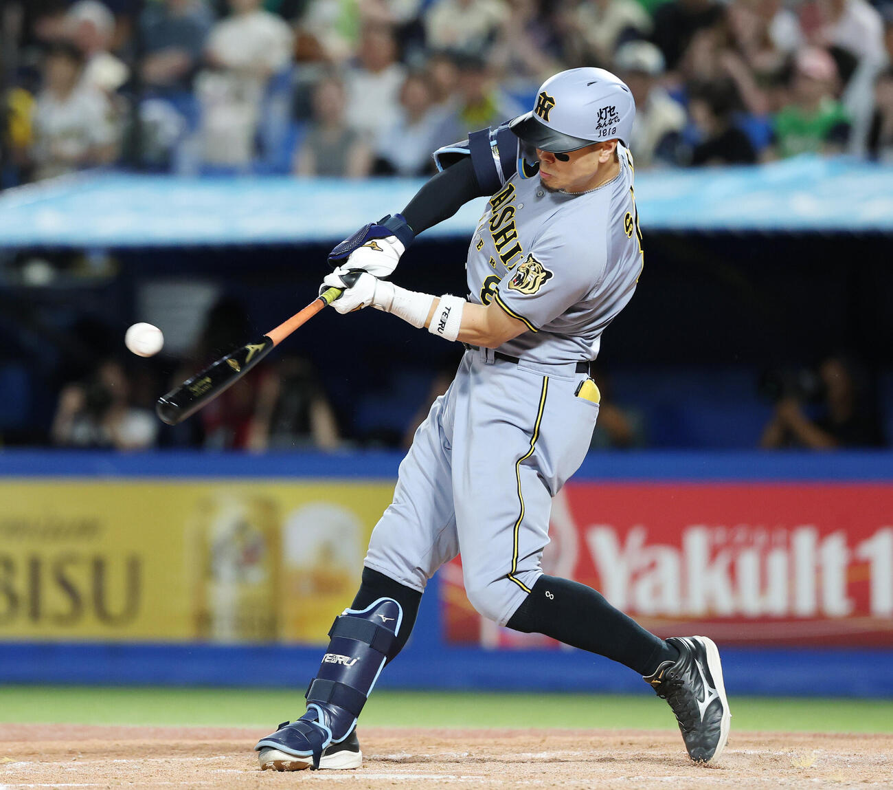 ヤクルト対阪神　3回表阪神2死一、二塁、2点適時二塁打を放つ佐藤輝明（撮影・宮地輝）