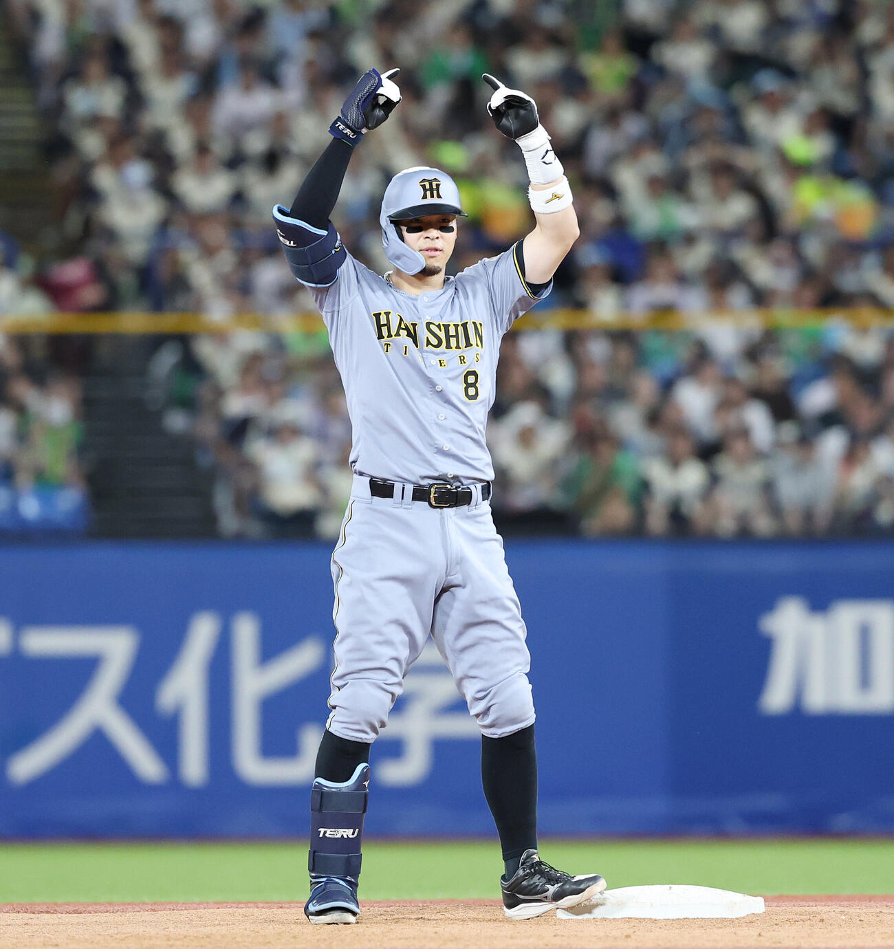 ヤクルト対阪神　3回表阪神2死一、二塁、2点適時二塁打を放ち塁上でポーズを決める佐藤輝明（撮影・宮地輝）