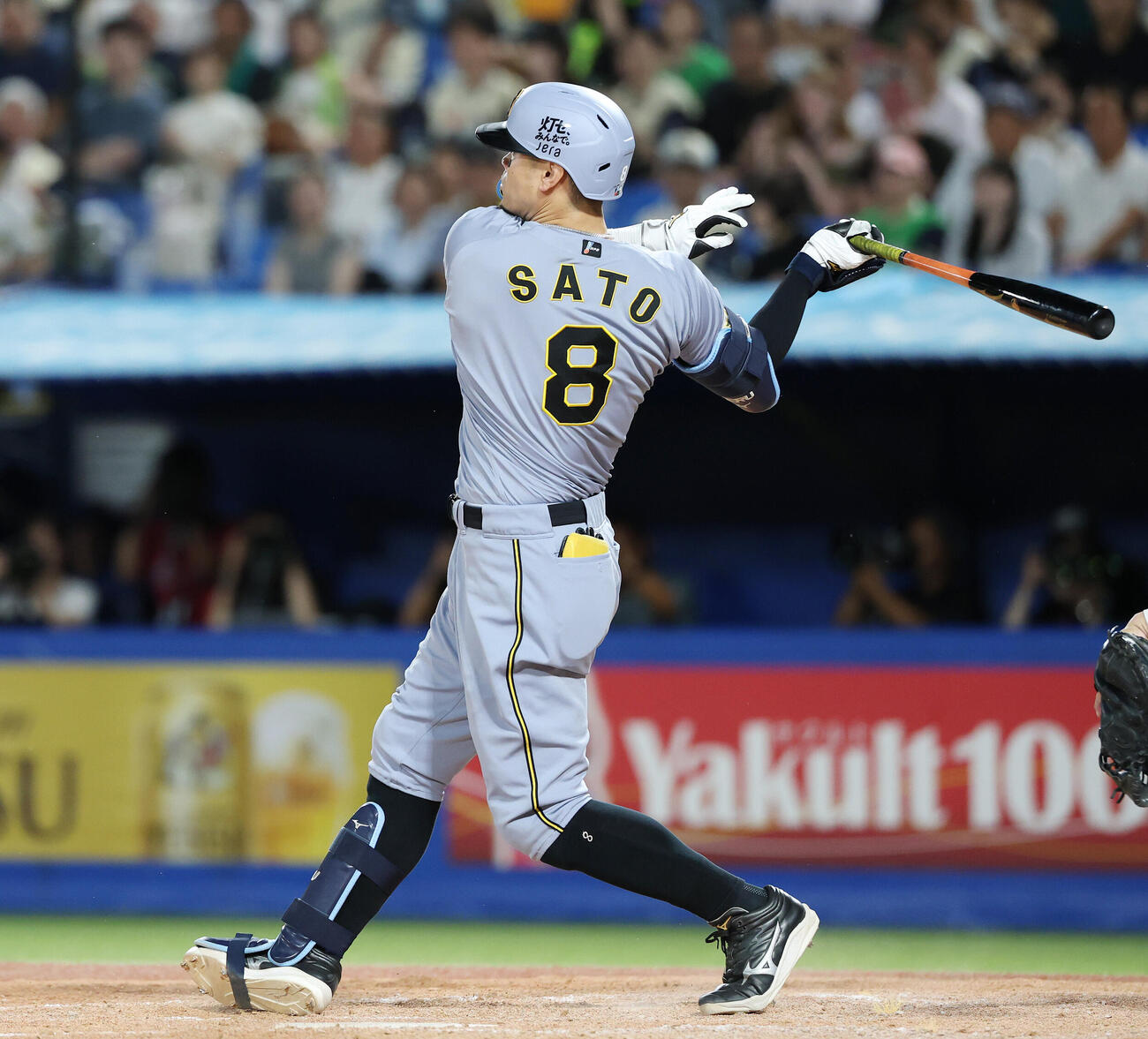 ヤクルト対阪神　3回表阪神2死一、二塁、2点適時二塁打を放つ佐藤輝明（撮影・宮地輝）