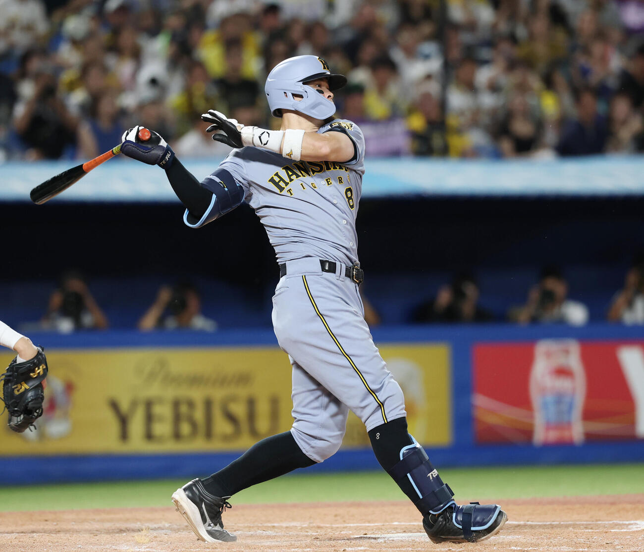 ヤクルト対阪神　3回表阪神2死一、二塁、適時二塁打を放つ佐藤輝明（撮影・増田悦実）