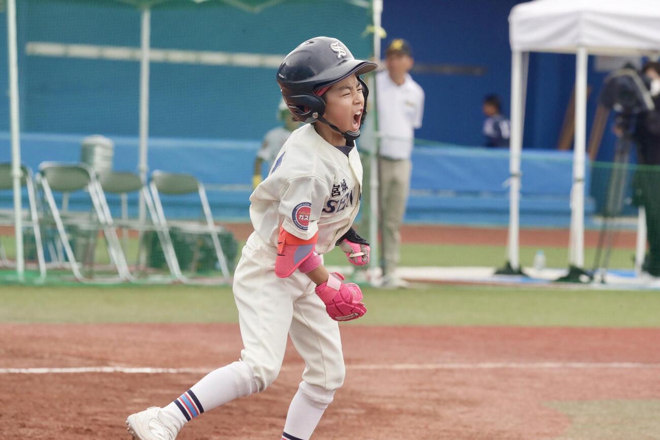 仙台東対町田　6回、四球で出塁しほえる仙台東・後藤佑主将（撮影・高橋香奈）