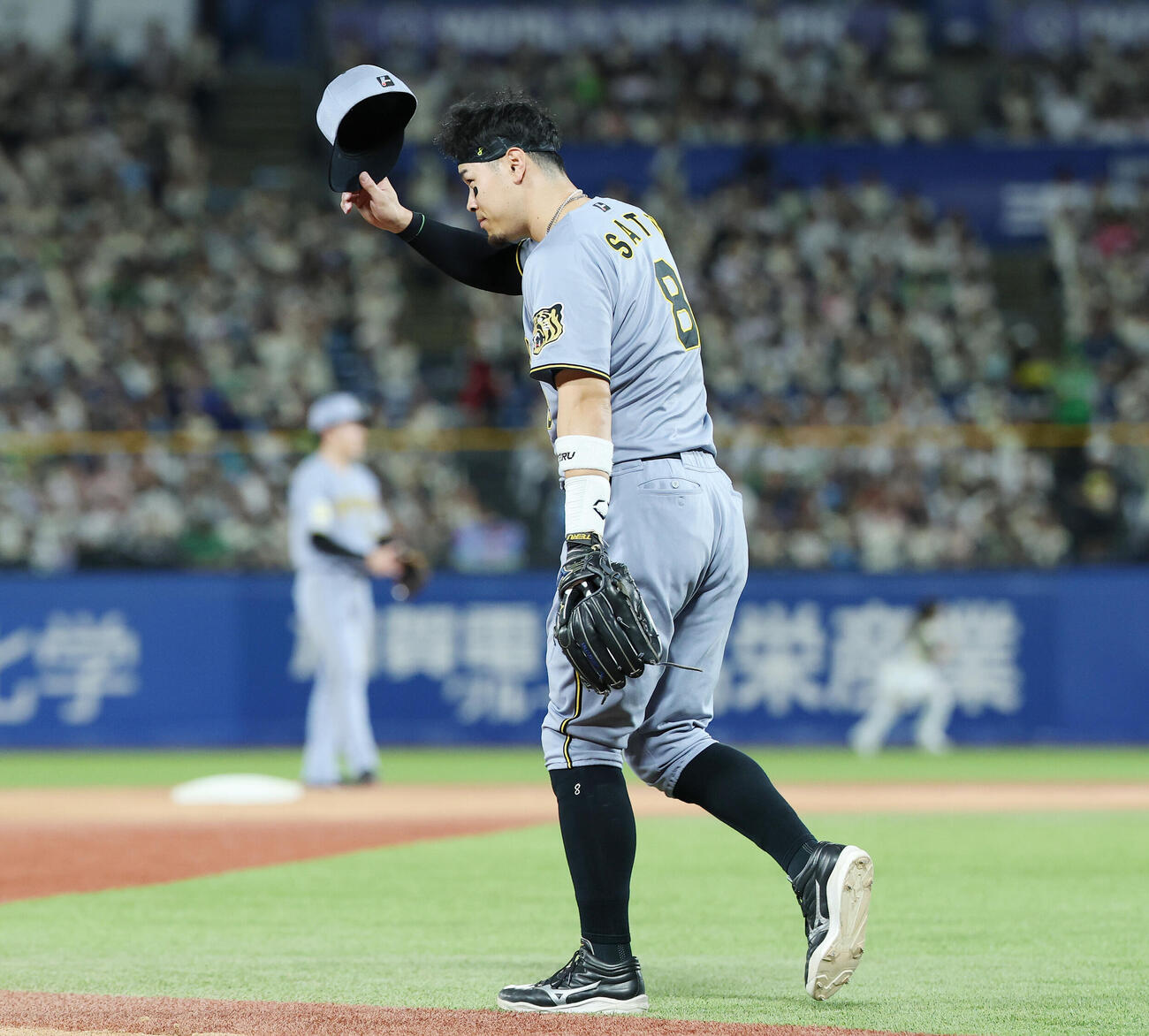 ヤクルト対阪神　3回表阪神2死一、二塁、2点適時二塁打を放った佐藤輝明はファンの声援に応える（撮影・宮地輝）