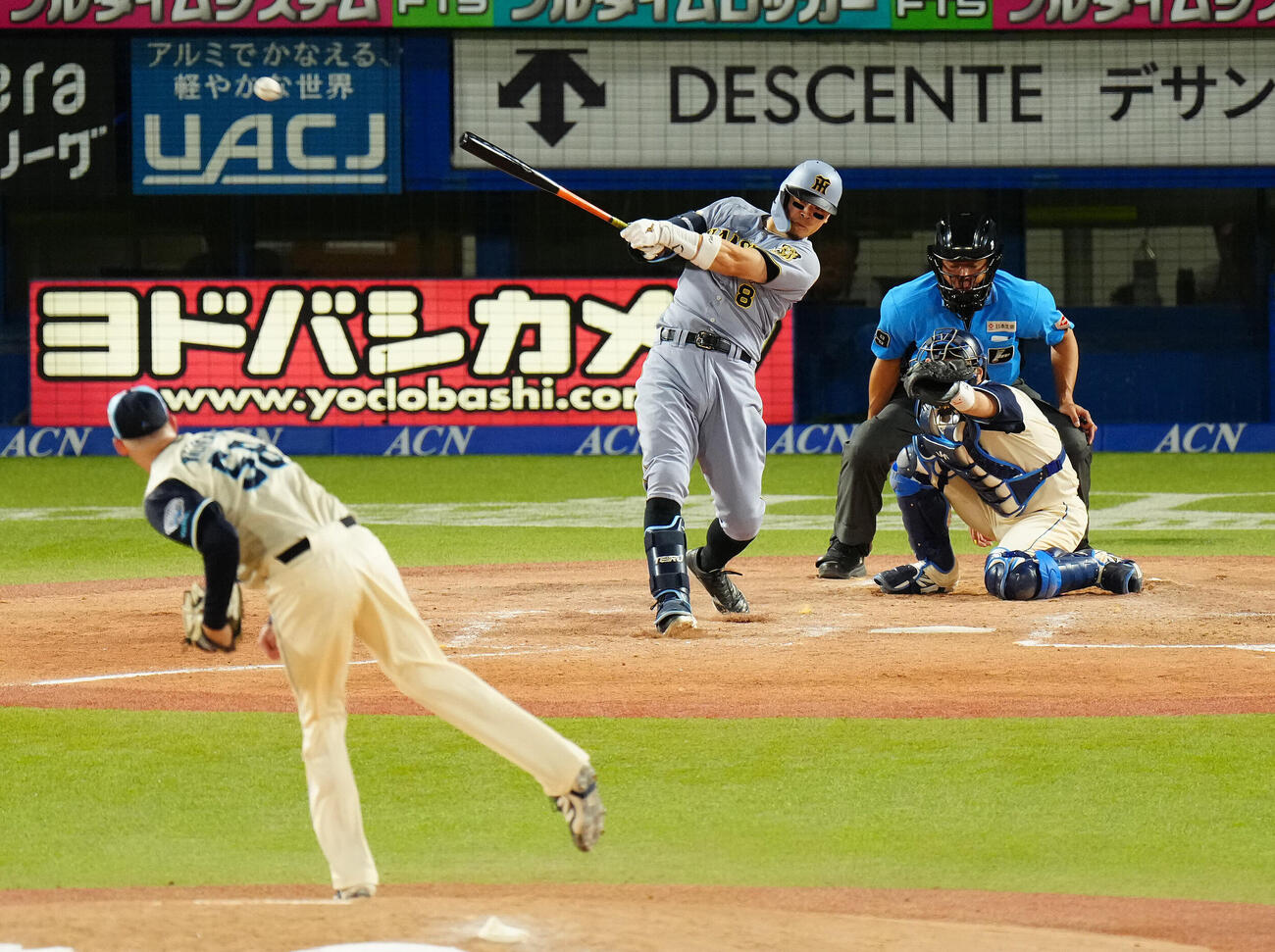 ヤクルト対阪神　3回表阪神2死一、二塁、2点適時二塁打を放つ佐藤輝明。投手ナッシュ・ウォルターズ（撮影・鈴木みどり）