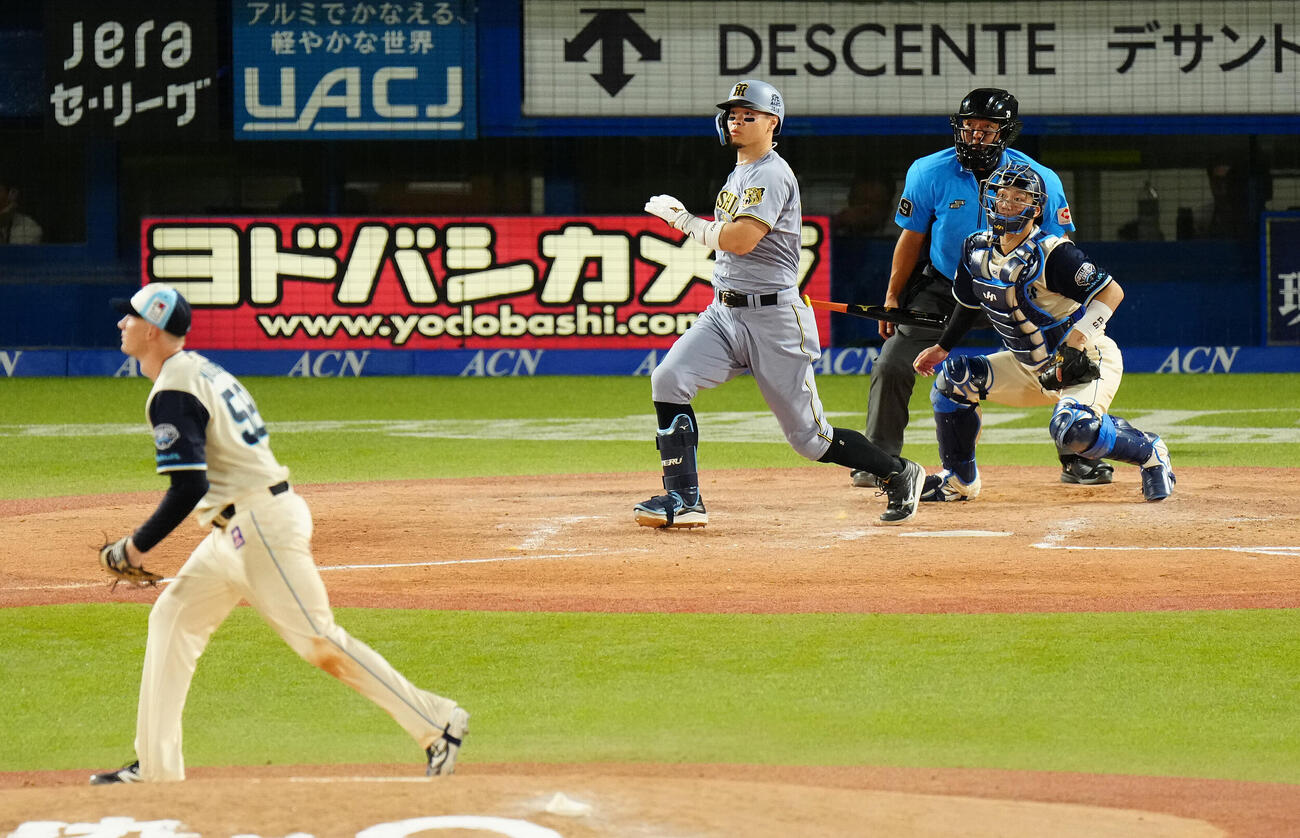 ヤクルト対阪神　3回表阪神2死一、二塁、2点適時二塁打を放つ佐藤輝明。投手ナッシュ・ウォルターズ（撮影・鈴木みどり）