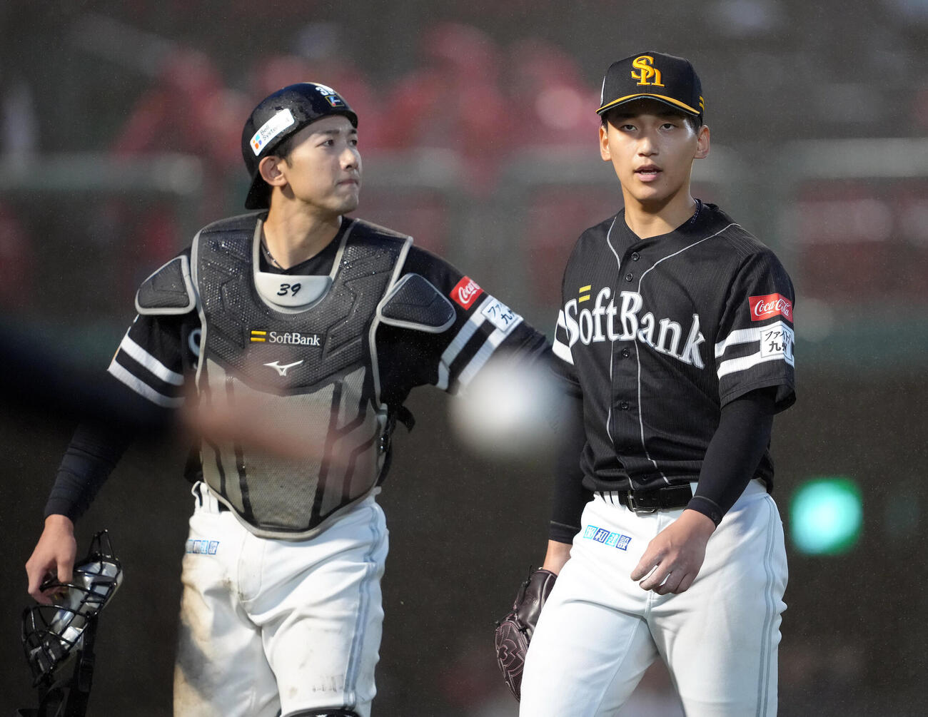 楽天対ソフトバンク　6回を5失点で終え、ベンチに戻るソフトバンクの前田悠伍（右）と山本祐大（撮影・足立雅史）