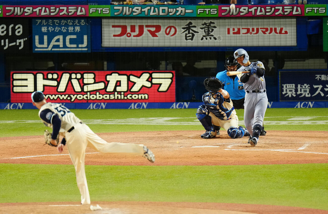 ヤクルト対阪神　4回表阪神1死、ソロ本塁打を放つ坂本誠志郎。投手ナッシュ・ウォルターズ（撮影・鈴木みどり）