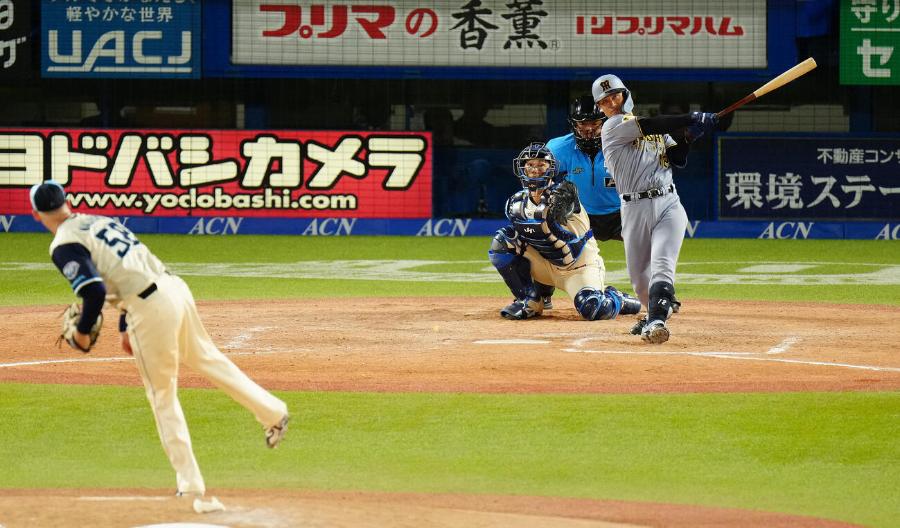 ヤクルト対阪神　4回表阪神1死、本塁打を放つ坂本誠志郎。投手ナッシュ・ウォルターズ（撮影・鈴木みどり）