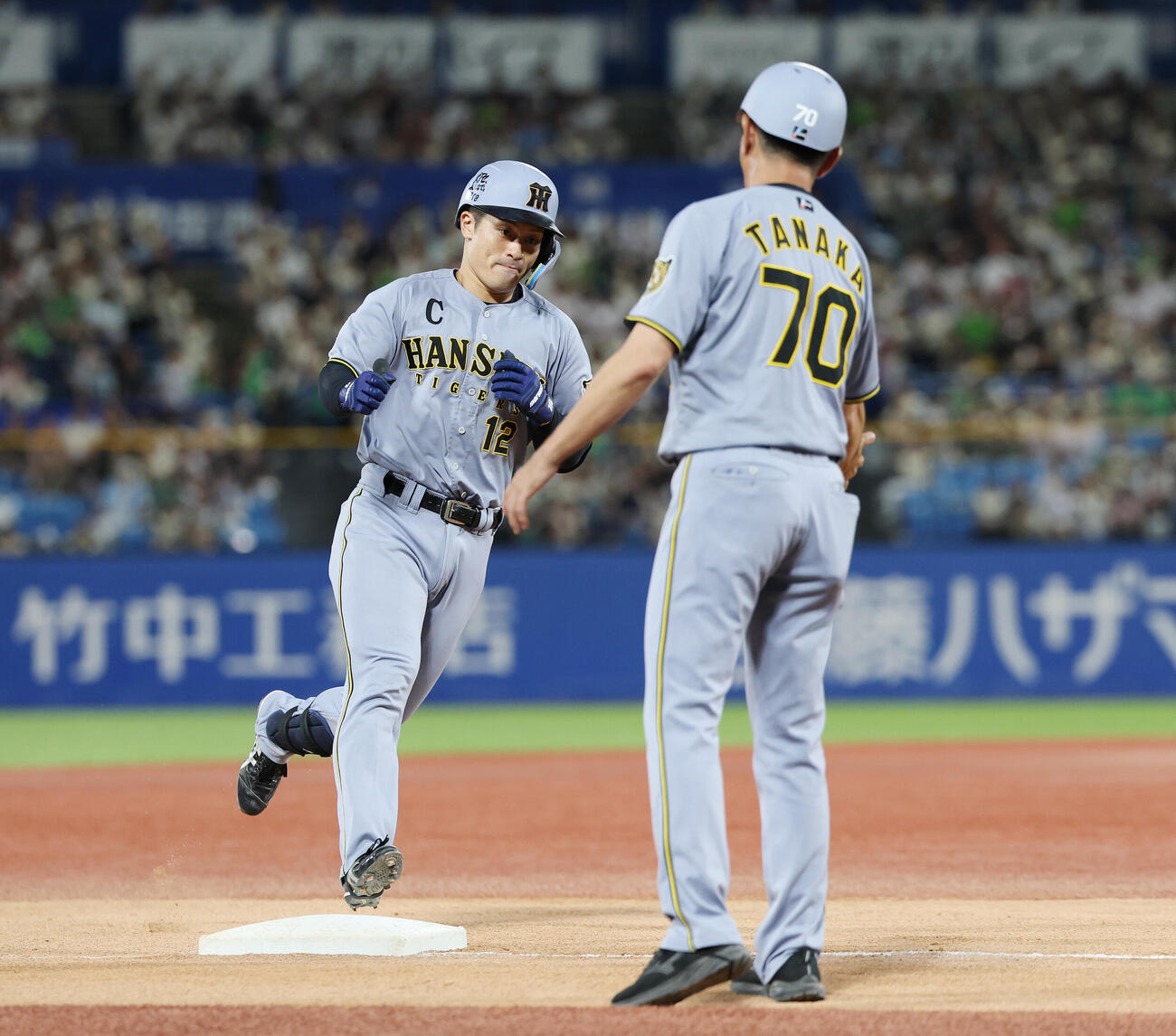 ヤクルト対阪神　4回表阪神1死、本塁打を放ちダイヤモンドを一周する坂本誠志郎（撮影・宮地輝）