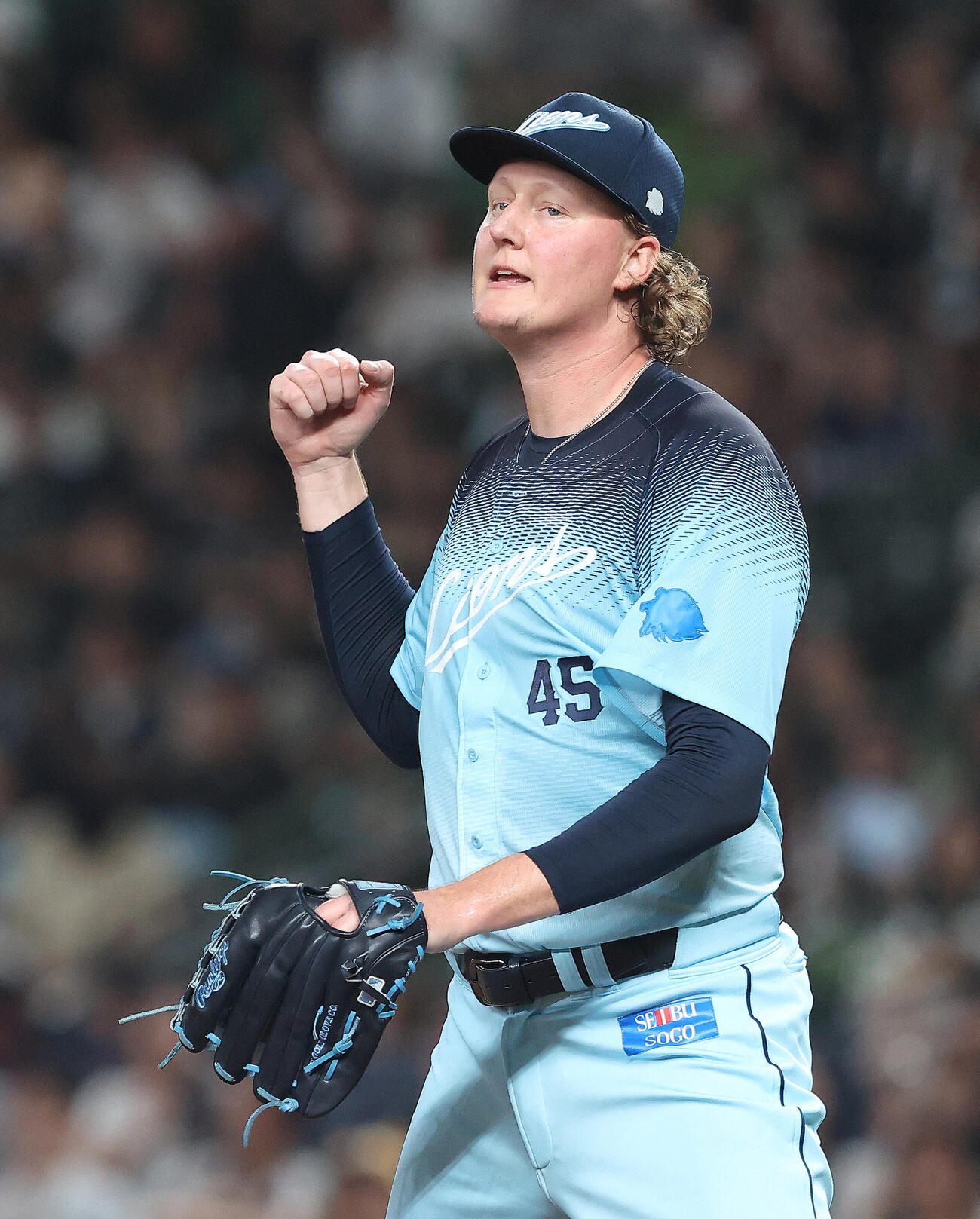西武対オリックス　8回表オリックス2死一、二塁、太田椋を空振り三振に抑えガッツポーズするウィンゲンター（撮影・河田真司）