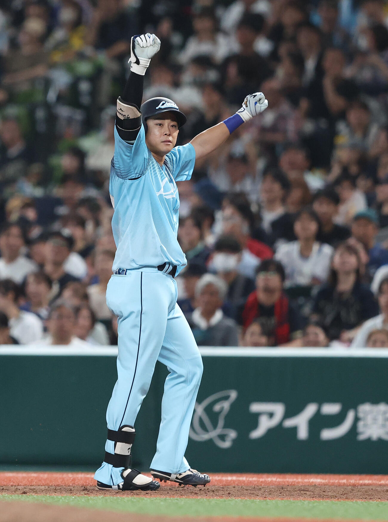 西武対オリックス　8回裏西武無死一、二塁、中前適時打を放ちガッツポーズする平沢大河（撮影・河田真司）