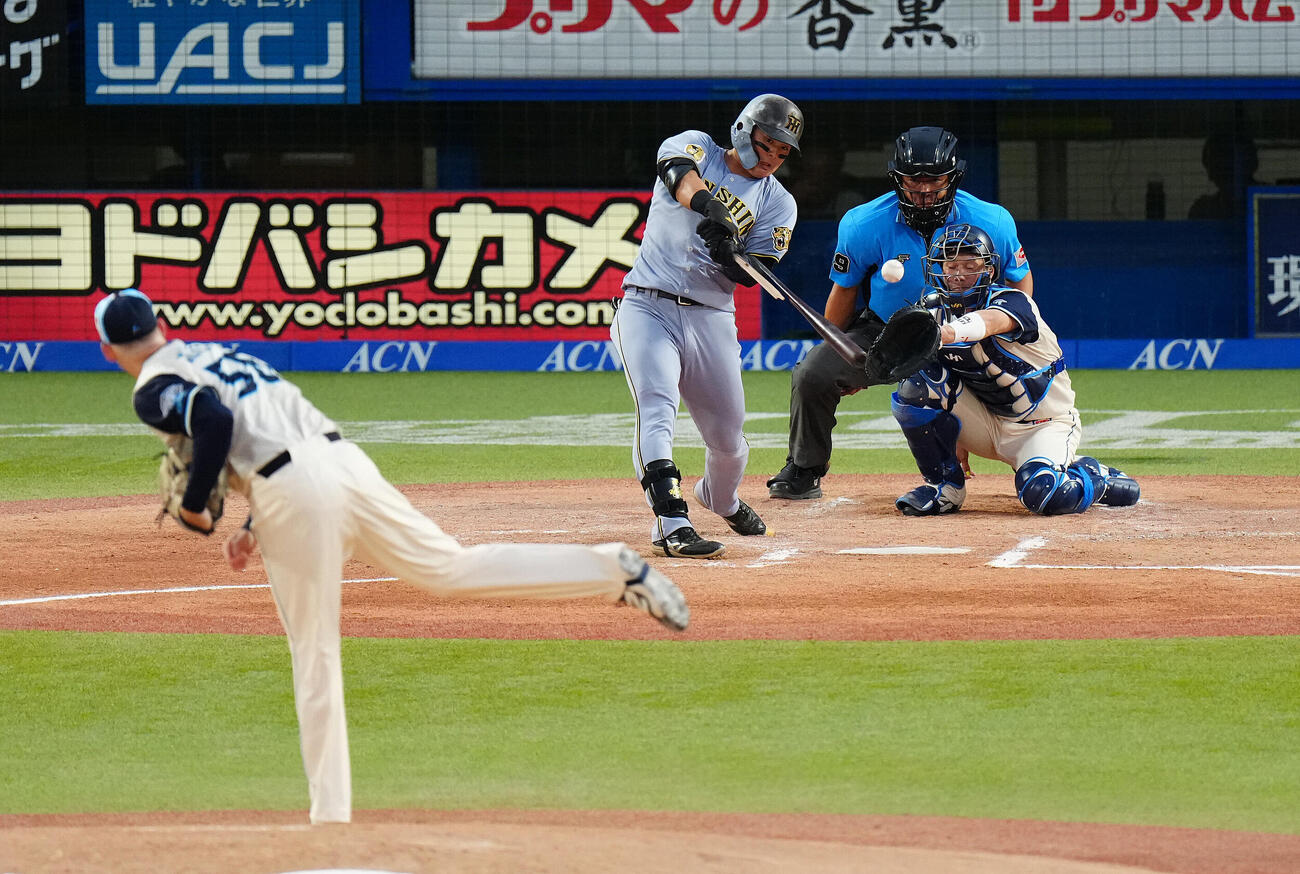 ヤクルト対阪神　2回表阪神1死、内野安打を放つ前川右京。投手ナッシュ・ウォルターズ（撮影・鈴木みどり）