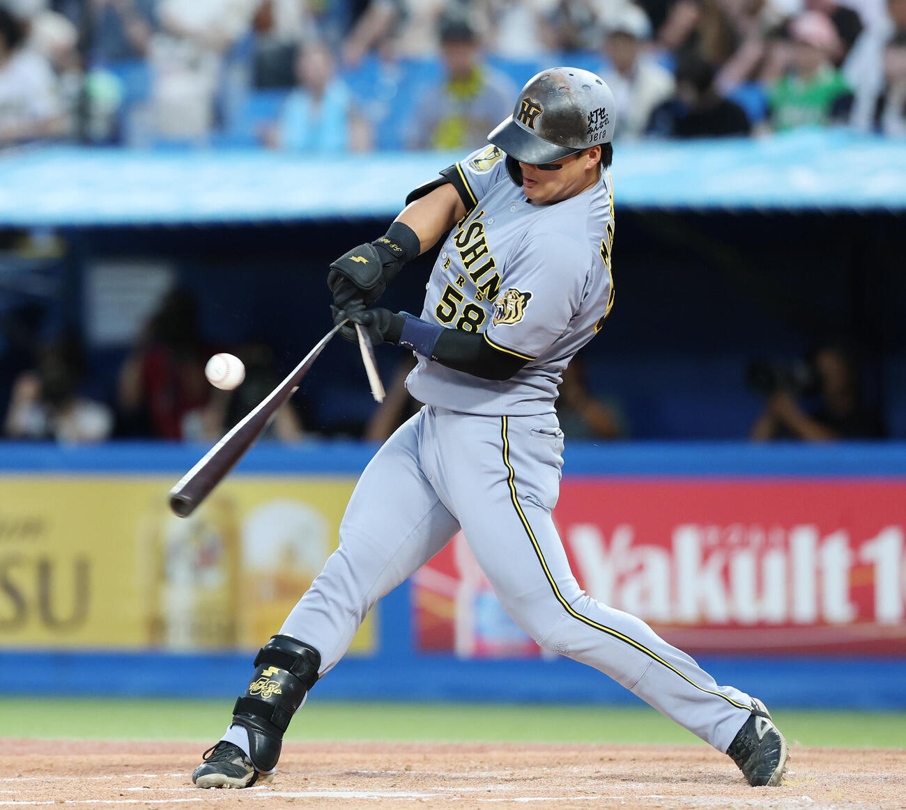 ヤクルト対阪神　2回表阪神1死、バットを折りながら遊内野安打を放つ前川右京（撮影・宮地輝）