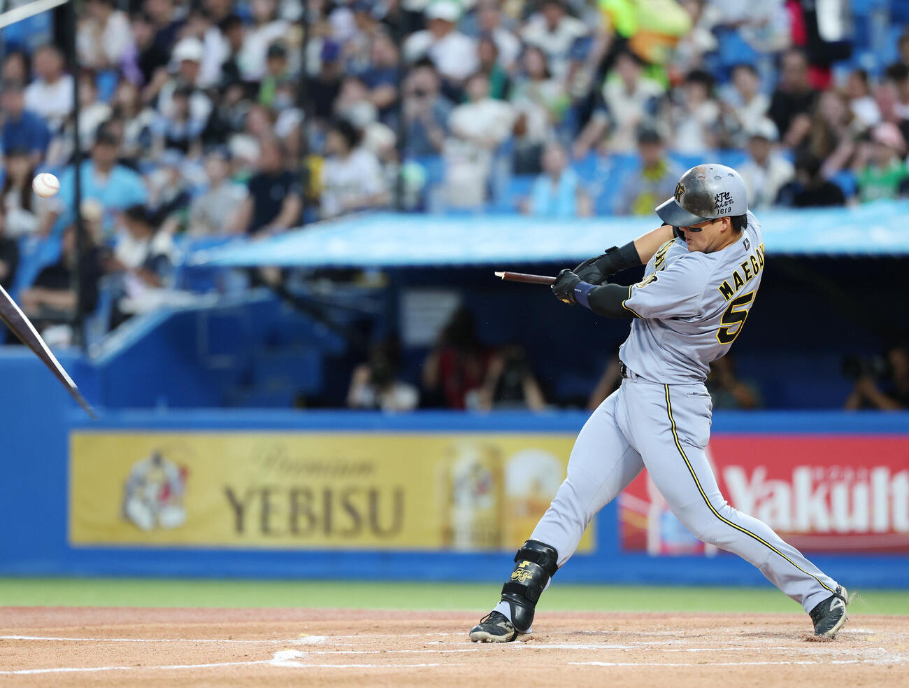 ヤクルト対阪神　2回表阪神1死、バットを折りながら遊内野安打を放つ前川右京（撮影・宮地輝）