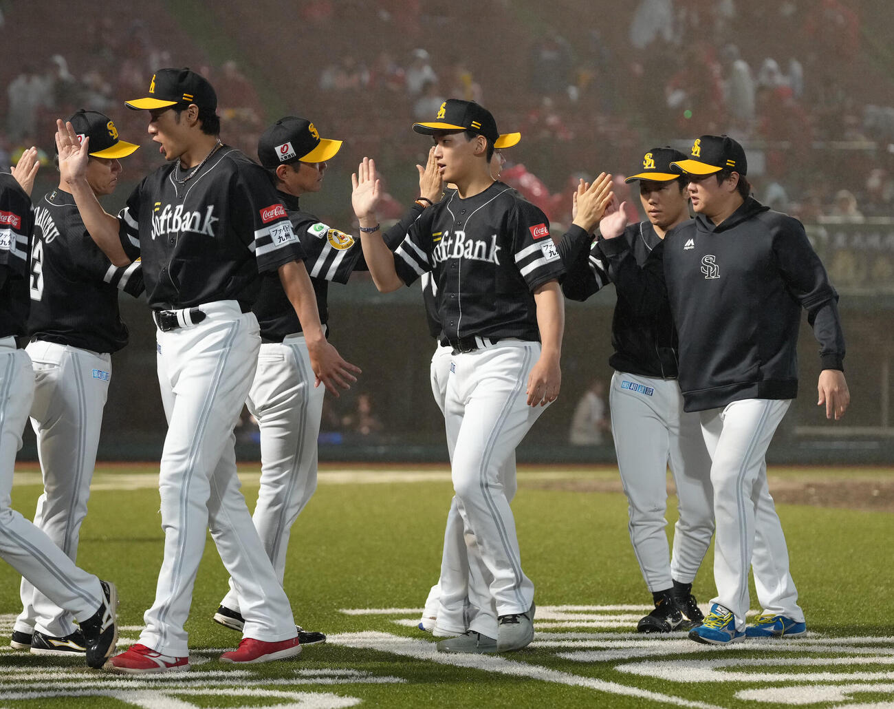 楽天対ソフトバンク　9勝目を挙げタッチを交わすソフトバンク前田悠伍（中央）（撮影・足立雅史）