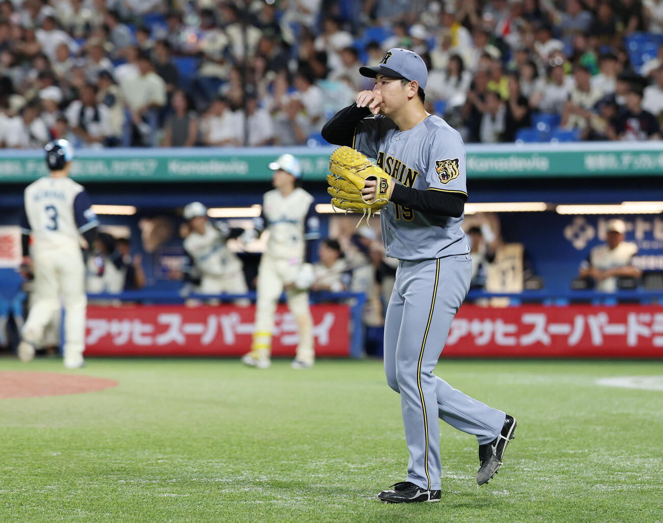 ヤクルト対阪神　4回裏ヤクルト2死二塁、代打西村瑠伊斗の打球を前川右京が落球し、失点する下村海翔（撮影・宮地輝）
