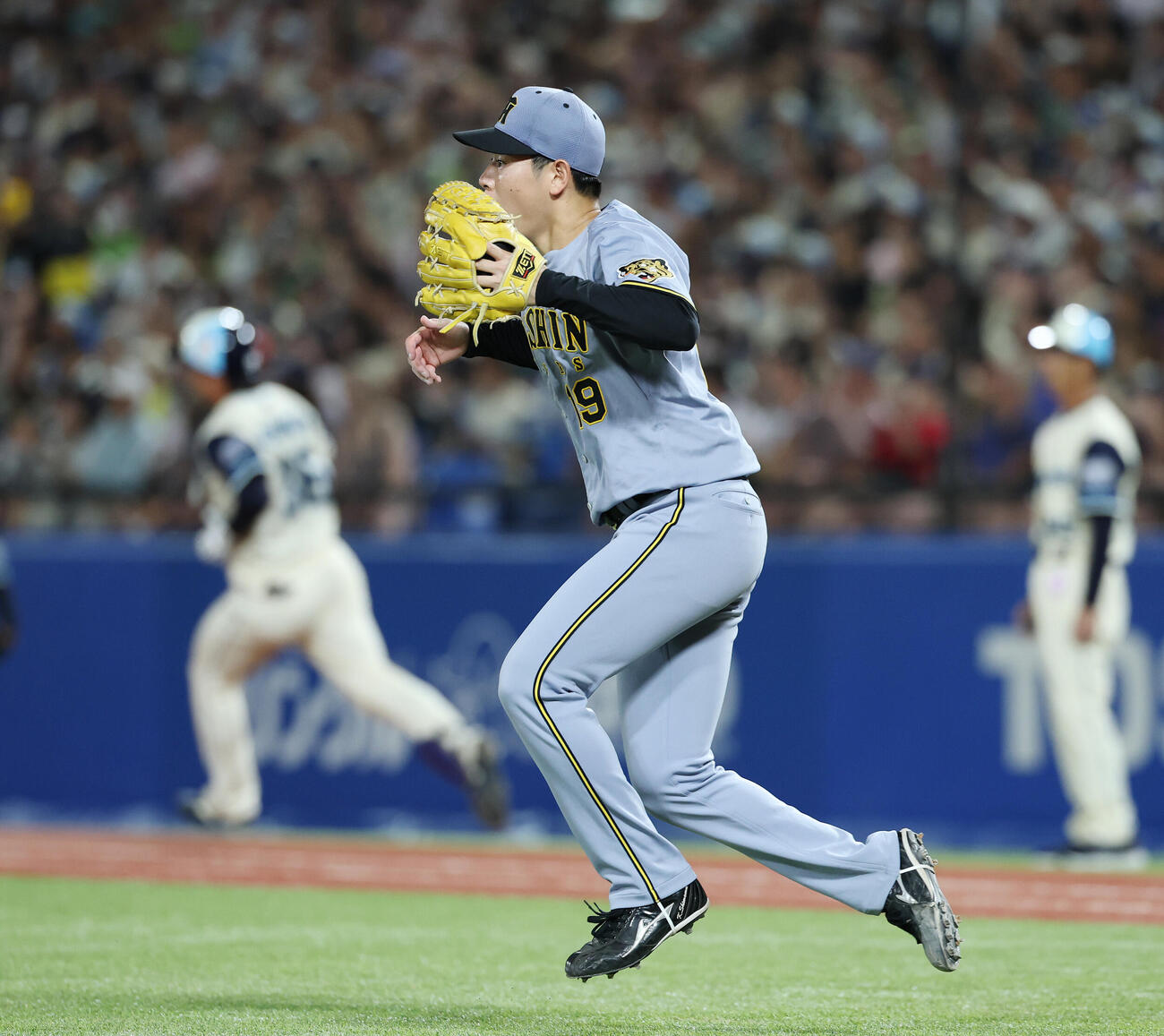 ヤクルト対阪神　4回裏ヤクルト2死二塁、代打西村瑠伊斗の打球を前川右京が落球し、失点する下村海翔（撮影・宮地輝）