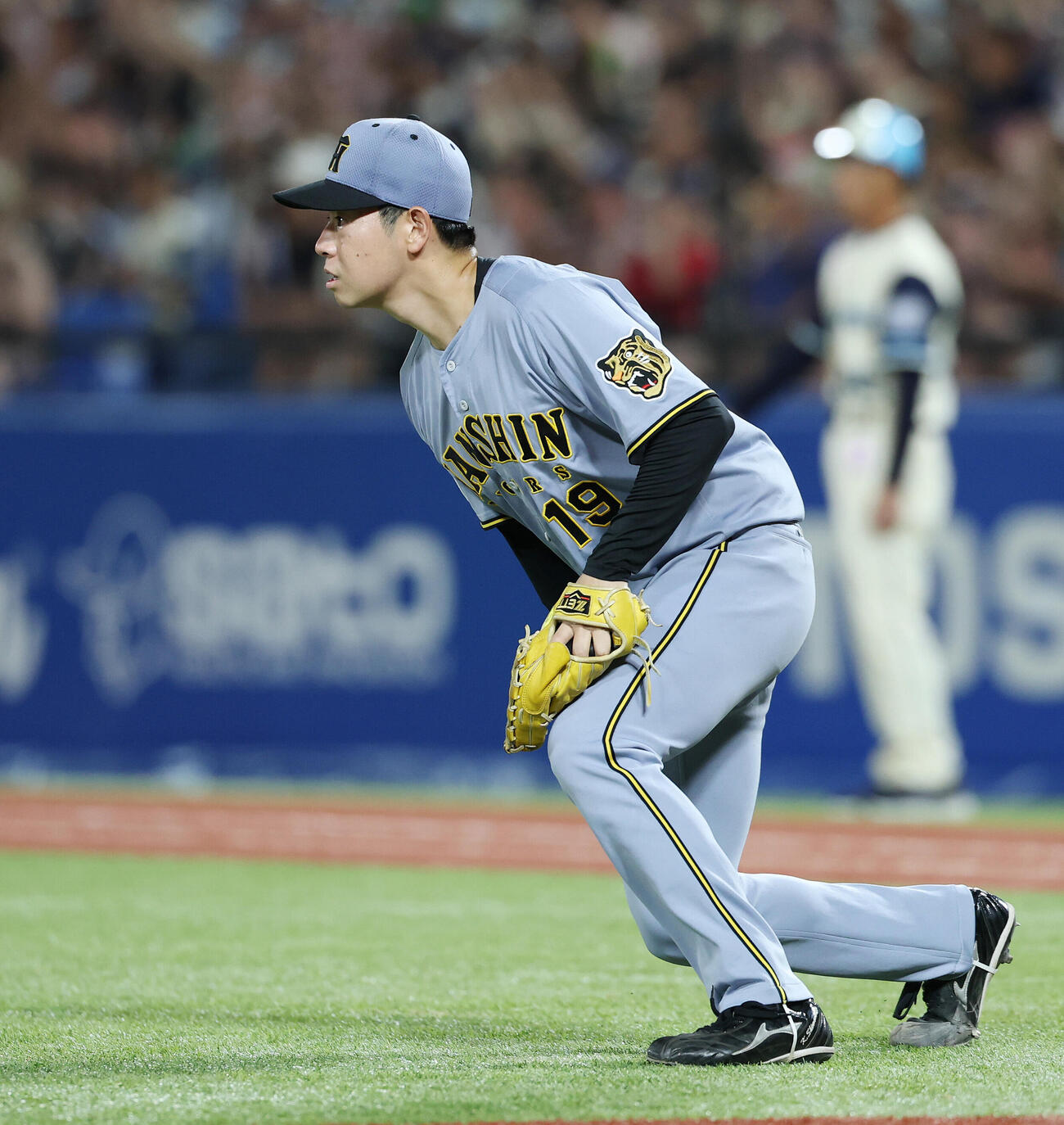 ヤクルト対阪神　4回裏ヤクルト2死二塁、代打西村瑠伊斗の打球を前川右京が落球し、失点する下村海翔（撮影・宮地輝）