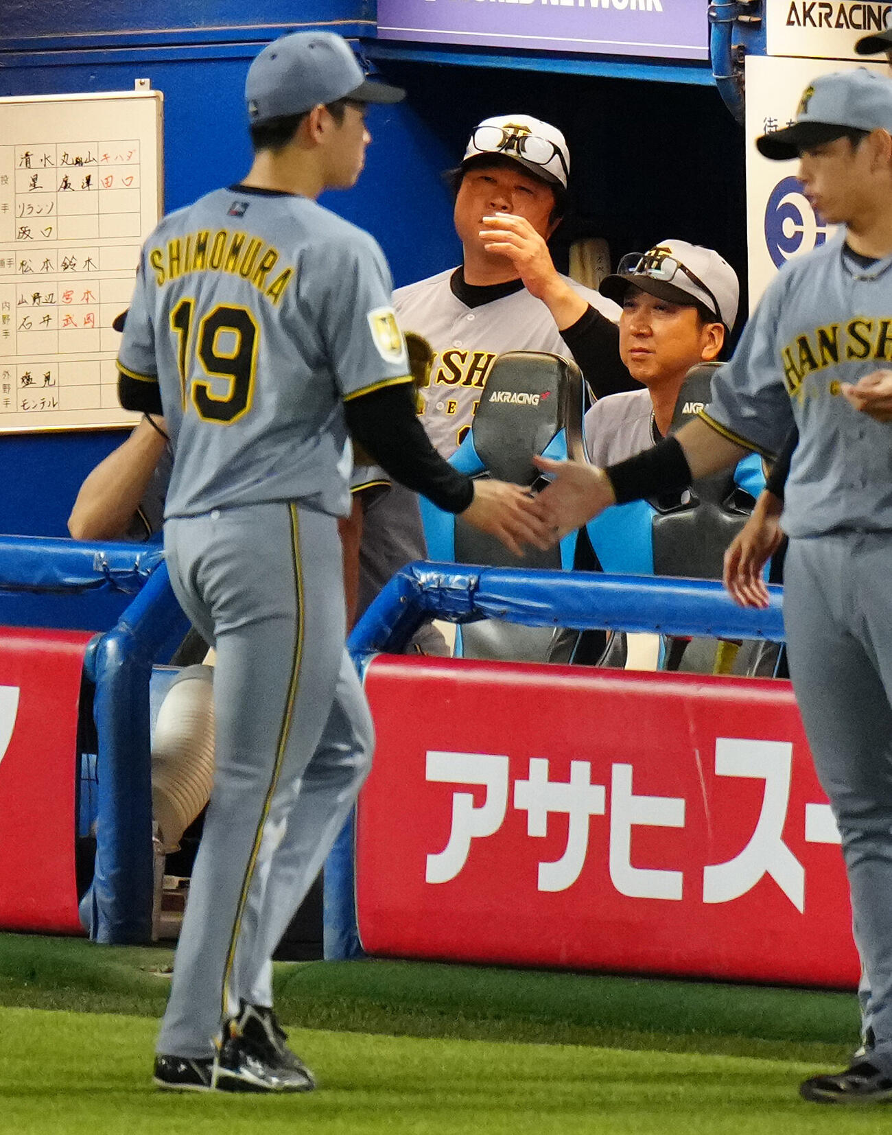 ヤクルト対阪神　4回裏を終えベンチへ戻る阪神下村海翔（左）と浮かない表情の藤川球児監督（後方右）（撮影・鈴木みどり）