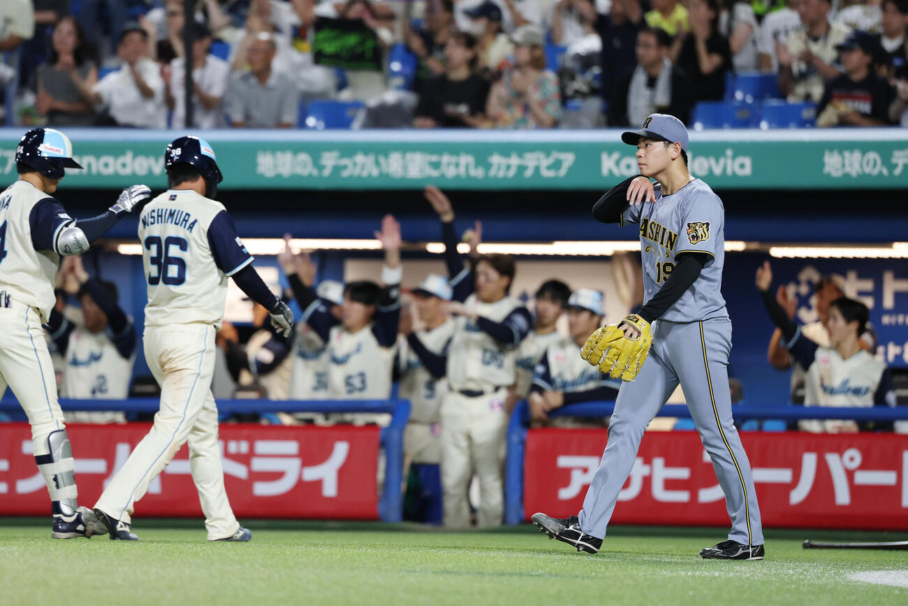 ヤクルト対阪神　4回裏ヤクルト2死二塁、長岡秀樹に適時二塁打を浴びた下村海翔（撮影・宮地輝）