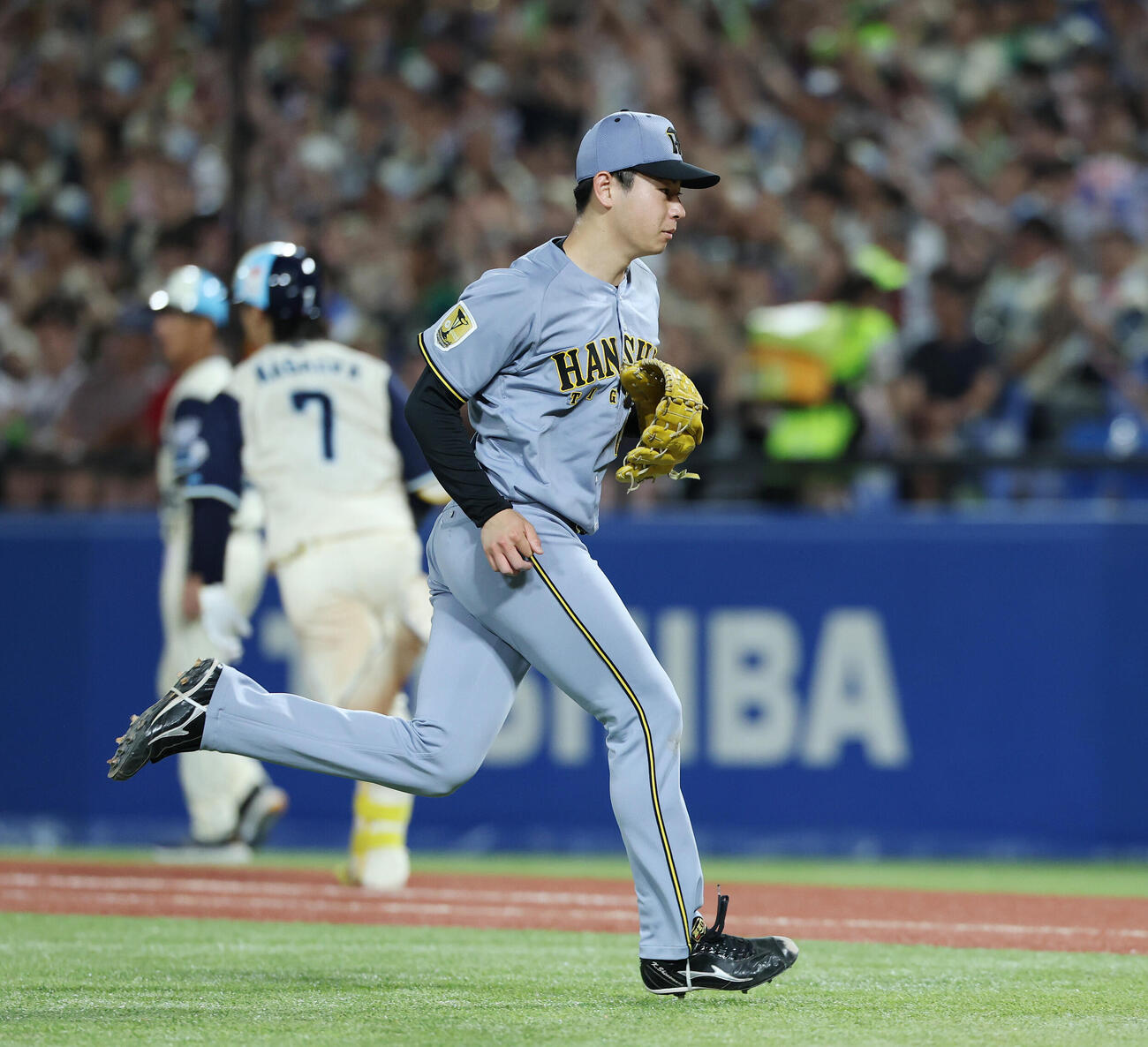 ヤクルト対阪神　4回裏ヤクルト2死二塁、長岡秀樹に適時二塁打を浴びる下村海翔（撮影・宮地輝）