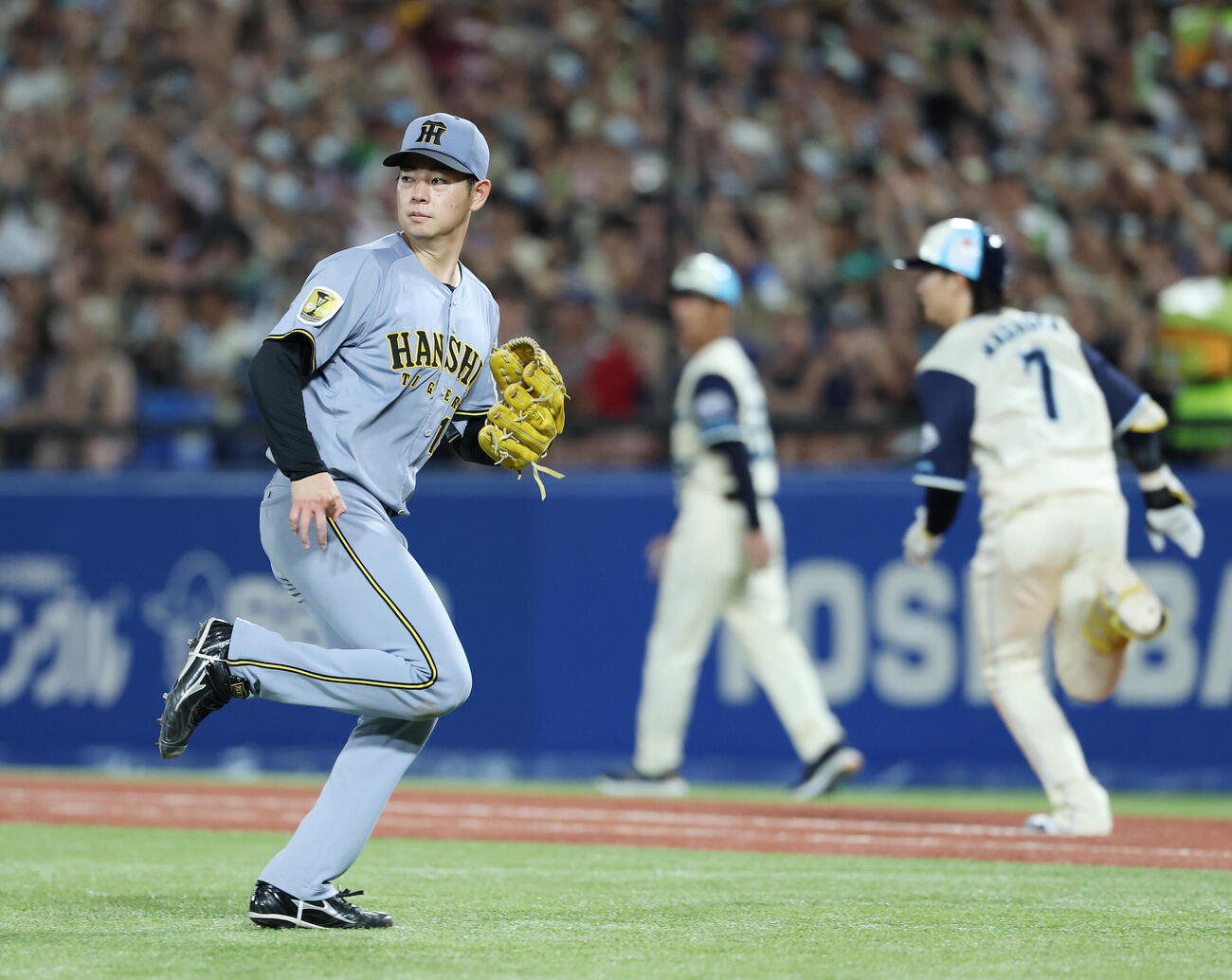 ヤクルト対阪神　4回裏ヤクルト2死二塁、長岡秀樹に適時二塁打を浴びる下村海翔（撮影・宮地輝）