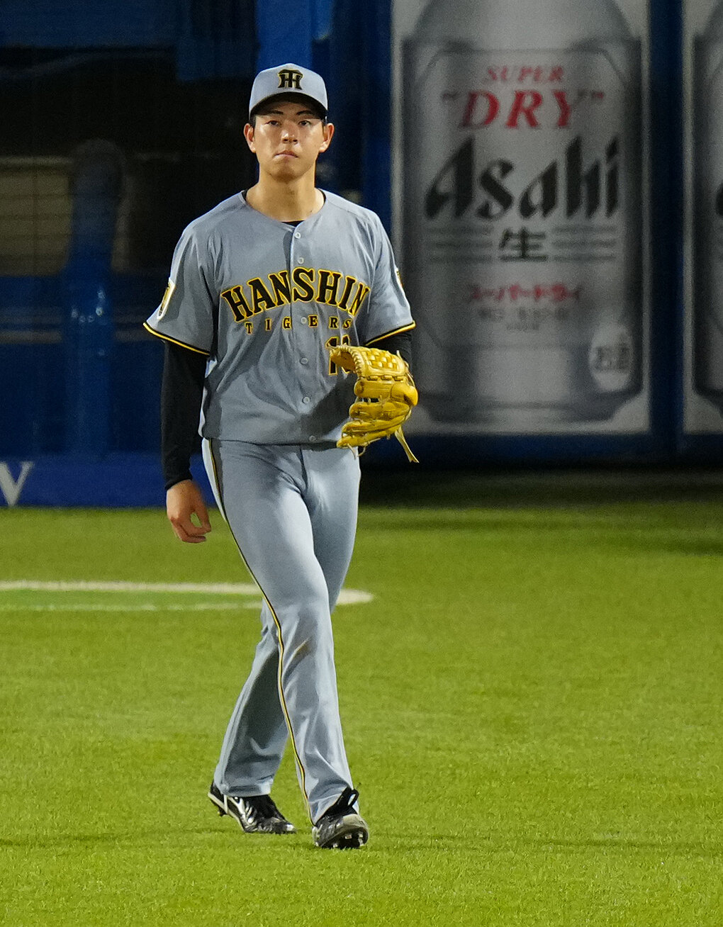 ヤクルト対阪神　4回裏ヤクルト2死二塁、代打西村瑠伊斗の打球を左翼手前川右京が落球し、ぼうぜんとする下村海翔（撮影・鈴木みどり）