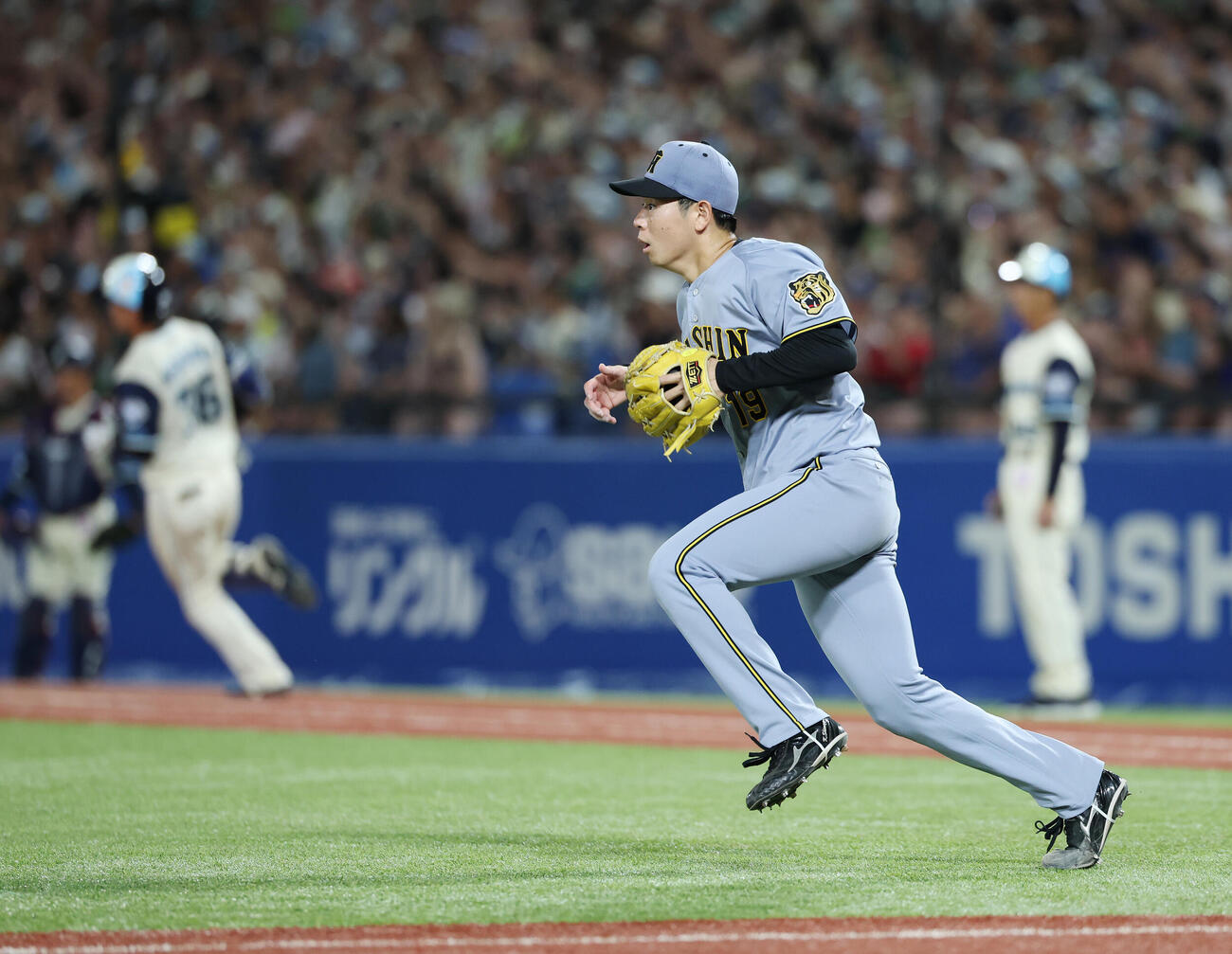 ヤクルト対阪神　4回裏ヤクルト2死二塁、代打西村瑠伊斗の打球を前川右京が落球し、失点する下村海翔（撮影・宮地輝）