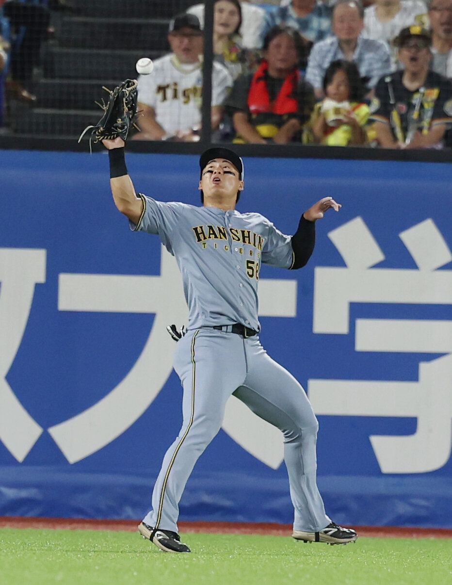 ヤクルト対阪神　4回裏ヤクルト2死二塁、西村瑠伊斗の打球を落とす前川右京（撮影・増田悦実）