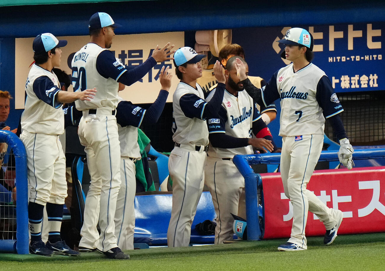 ヤクルト対阪神　1回裏ヤクルト1死一、二塁、増田珠の先制適時打で生還した長岡秀樹（右）はナインと笑顔でハイタッチ（撮影・鈴木みどり）