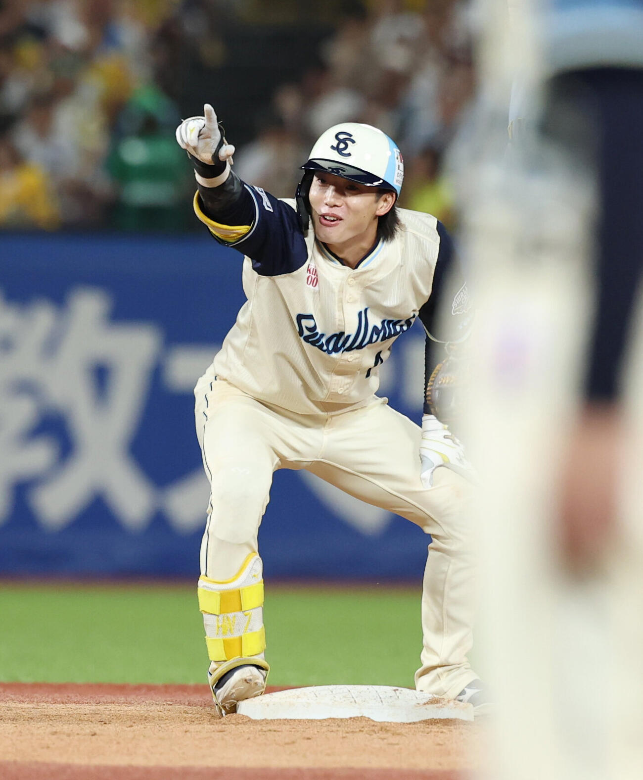 ヤクルト対阪神　4回裏ヤクルト2死二塁、適時打を放ちポーズをする長岡秀樹（撮影・増田悦実）