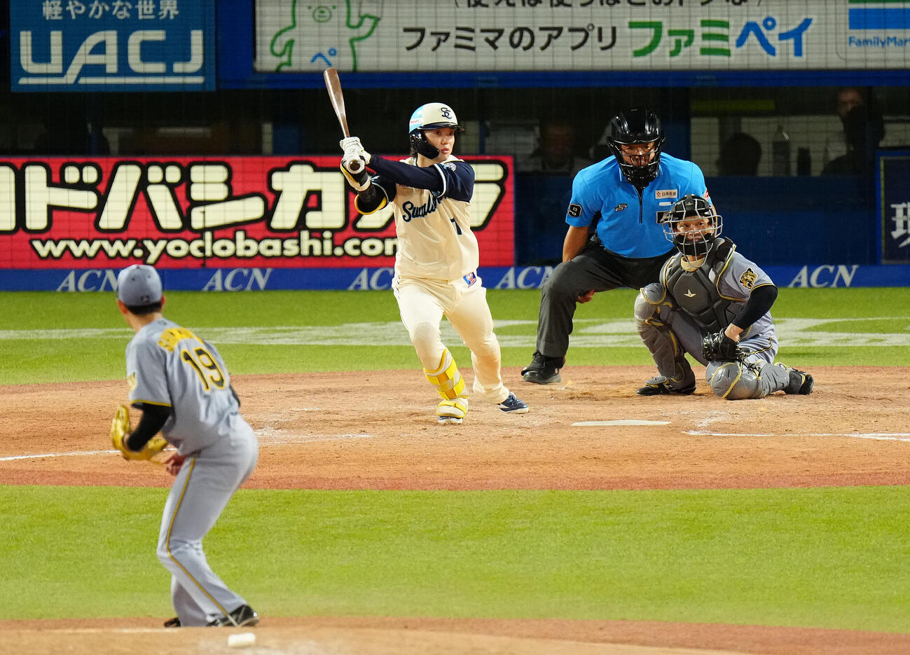 ヤクルト対阪神　4回裏ヤクルト2死二塁、適時打を放つ長岡秀樹。投手下村海翔（撮影・鈴木みどり）