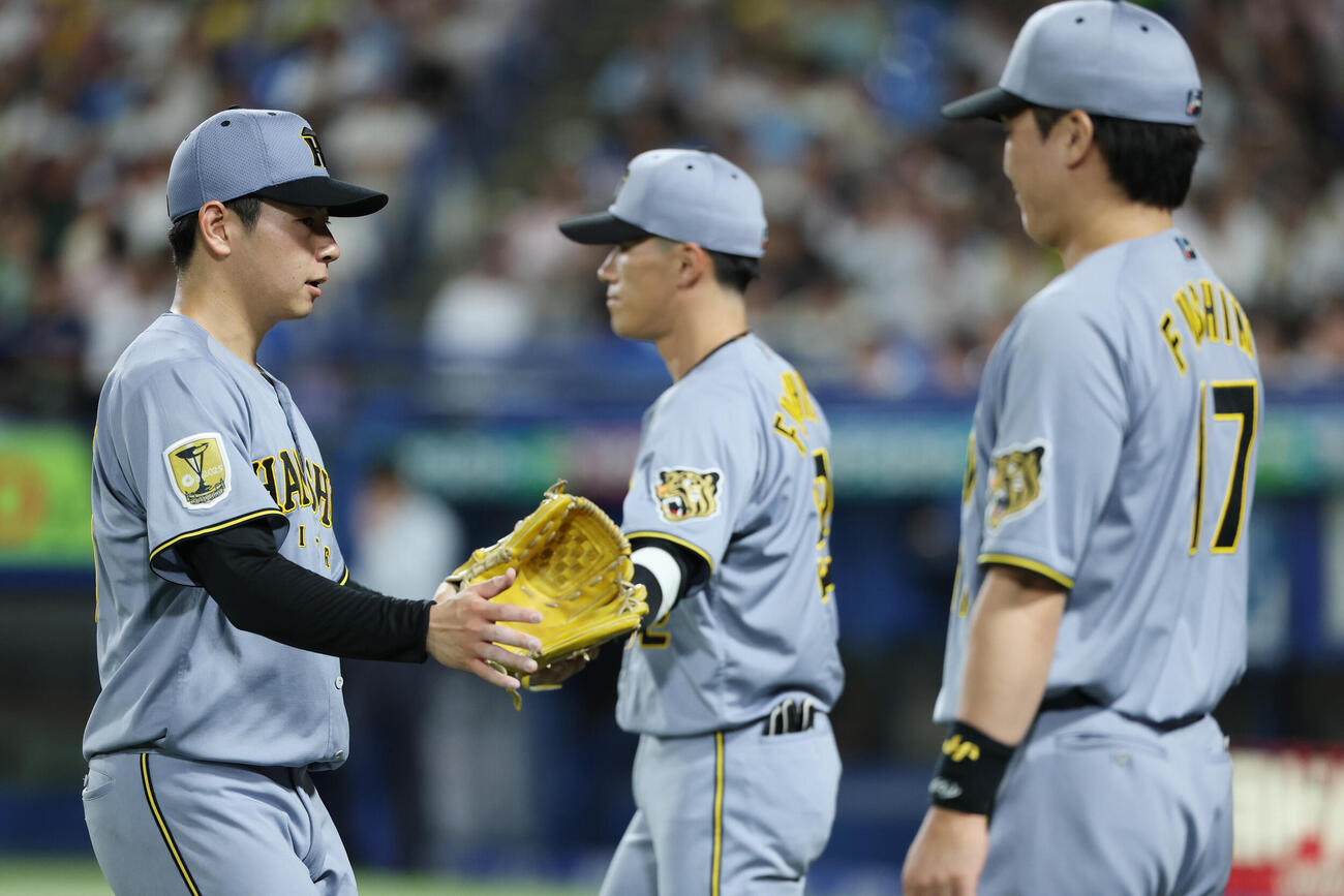 ヤクルト対阪神　5回裏を3者凡退に抑えタッチを交わす阪神先発の下村海翔（撮影・宮地輝）