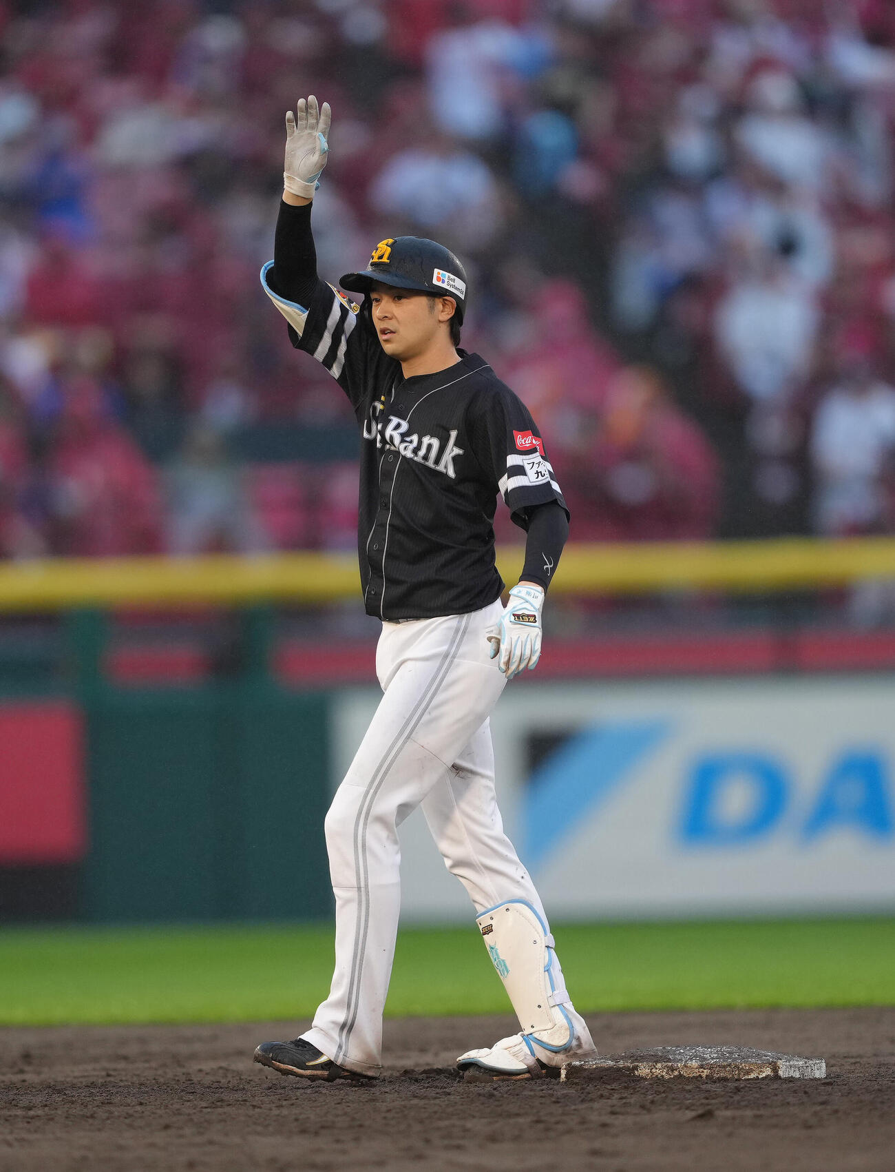 楽天対ソフトバンク　6回表ソフトバンク1死二、三塁、川瀬晃は2点適時二塁打を放つ（撮影・足立雅史）