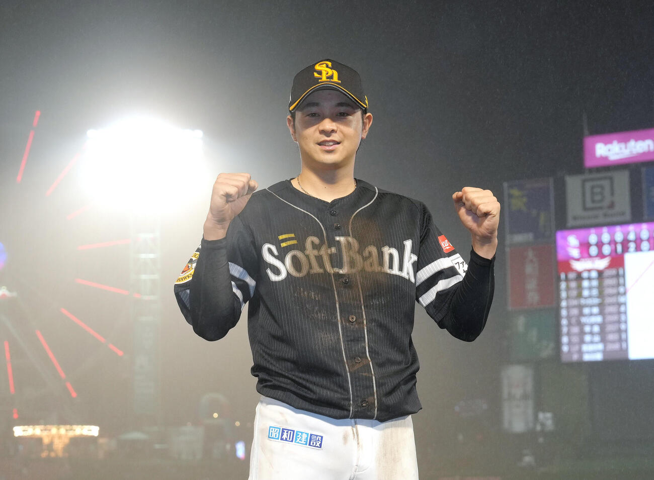 楽天対ソフトバンク　ヒーローインタビューを終え、ポーズを決めるソフトバンク川瀬晃（撮影・足立雅史）