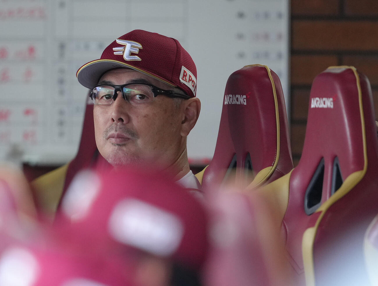 楽天対ソフトバンク　戦況を見つめる楽天吉井理人監督（撮影・足立雅史）