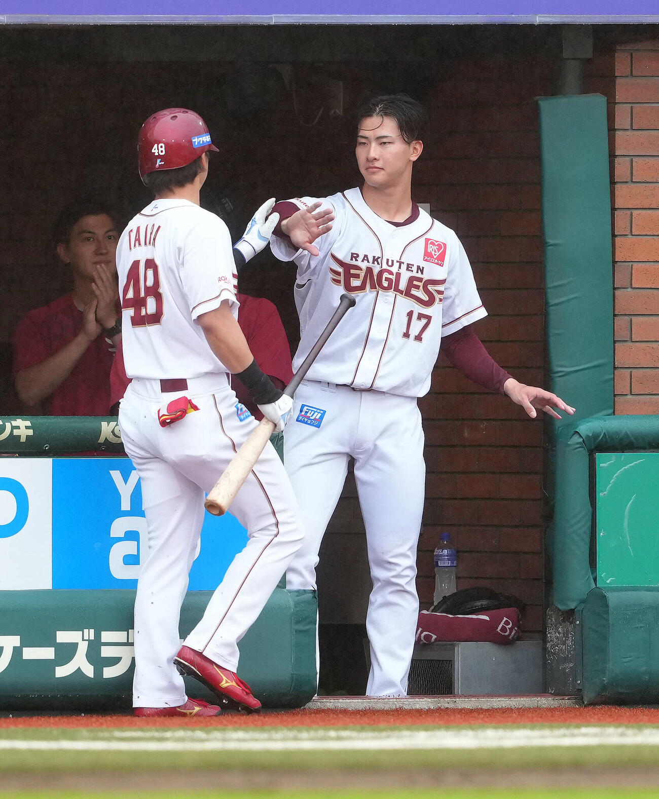 楽天対ソフトバンク　3回裏楽天無死、平良竜哉（左）は先制本塁打を放ち古謝樹とタッチを交わす（撮影・足立雅史）