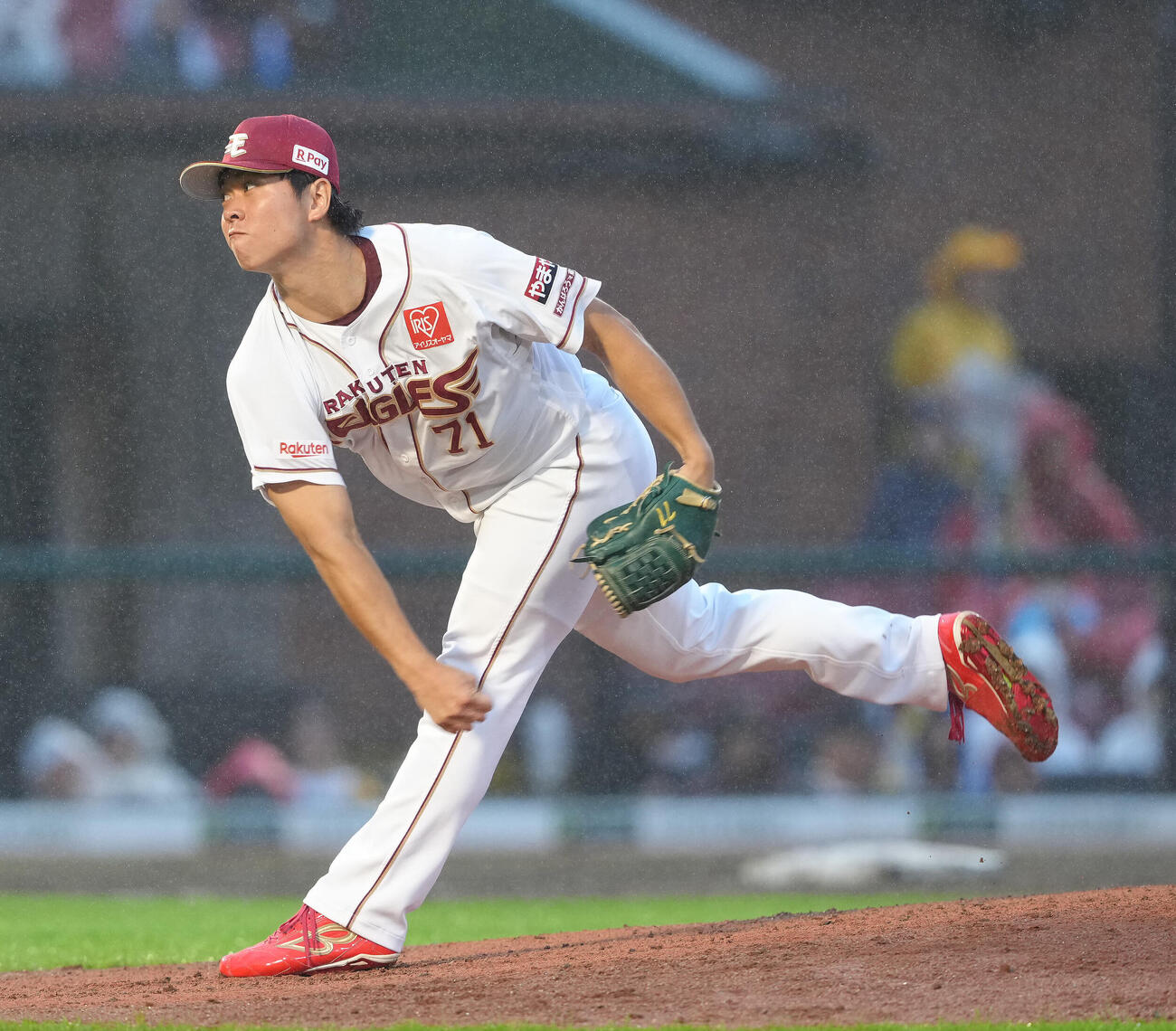 楽天対ソフトバンク　6回途中から登板した楽天柴田大地（撮影・足立雅史）