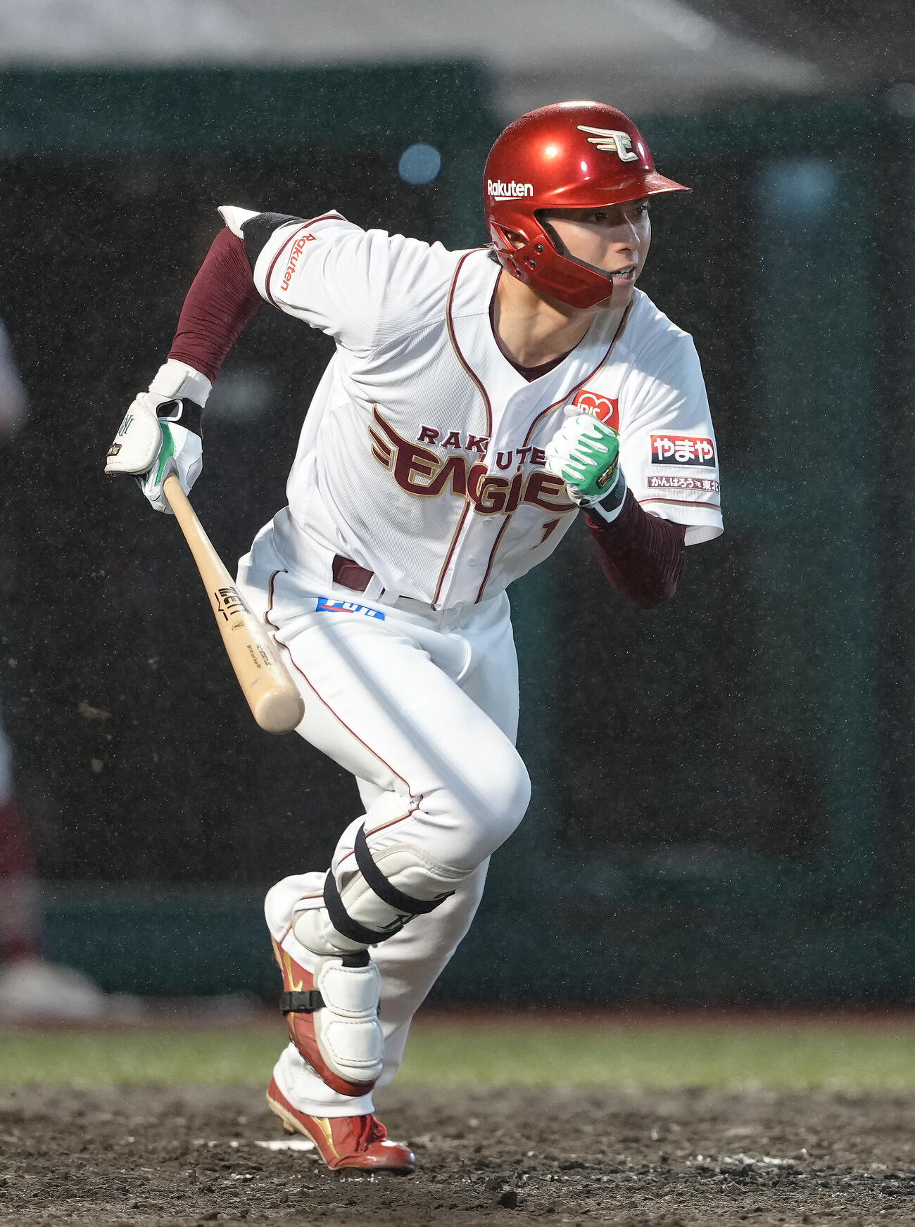 楽天対ソフトバンク　8回裏楽天1死一塁、宗山塁は右前打を放つ（撮影・足立雅史）