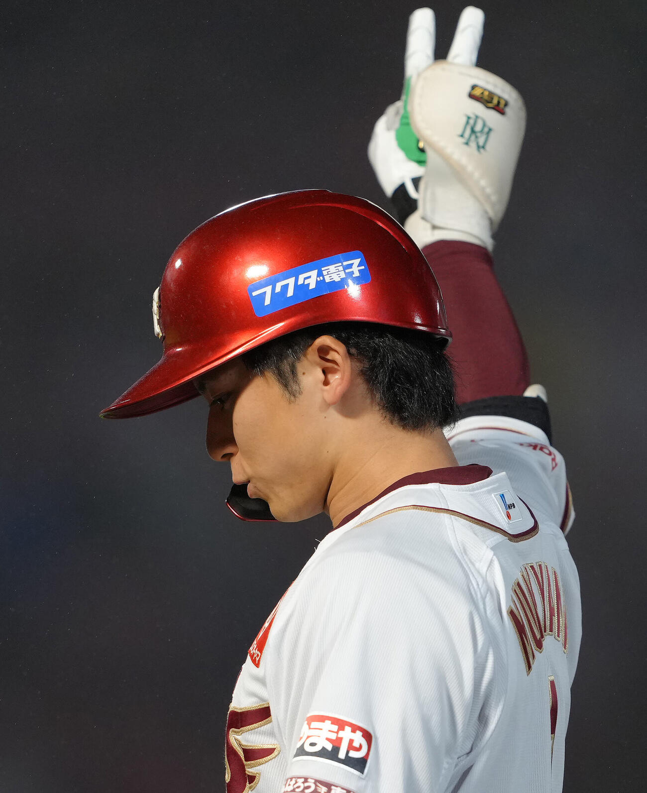 楽天対ソフトバンク　8回裏楽天1死一塁、宗山塁は右前打を放つ（撮影・足立雅史）