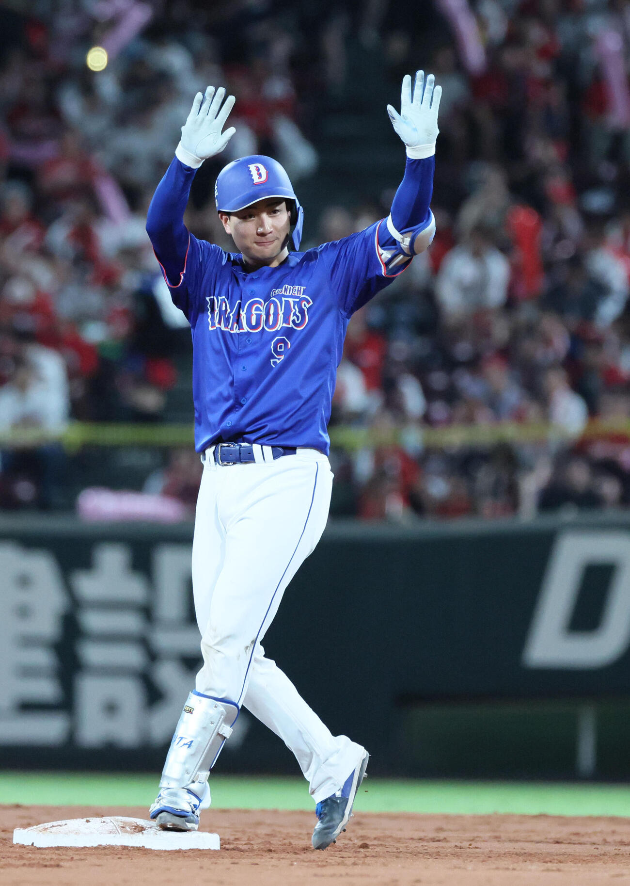 広島対中日　7回表中日1死二塁、石伊雄太は勝ち越しの左越え適時二塁打を放つ（撮影・加藤孝規）
