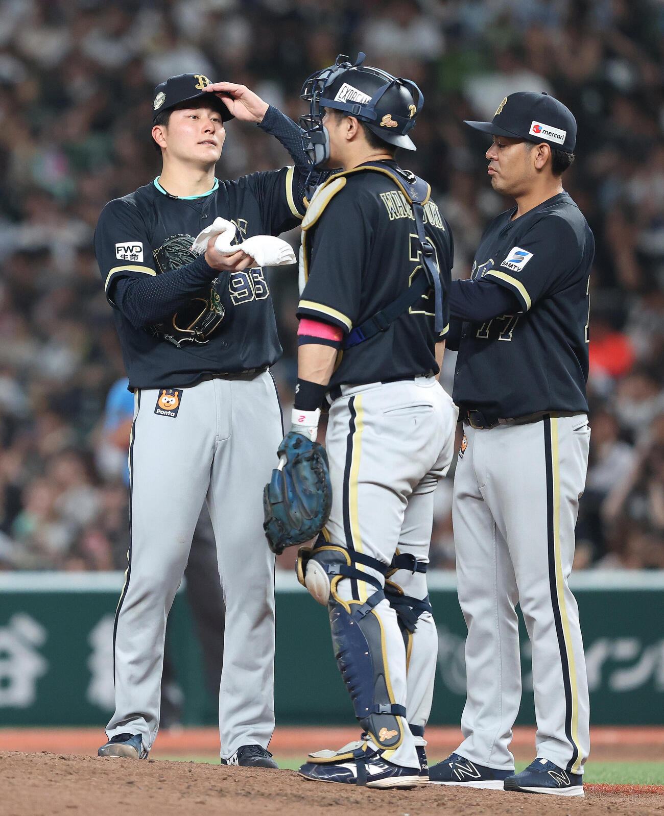 西武対オリックス　5回裏西武1死満塁、ナインと言葉を交わす高島泰都（左）（撮影・河田真司）