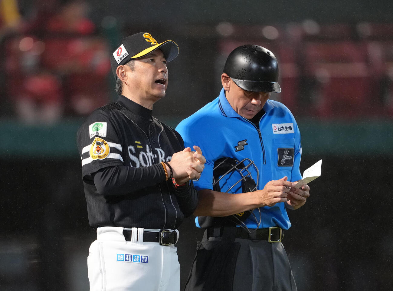 楽天対ソフトバンク　選手交代を告げるソフトバンク小久保裕紀監督（撮影・足立雅史）