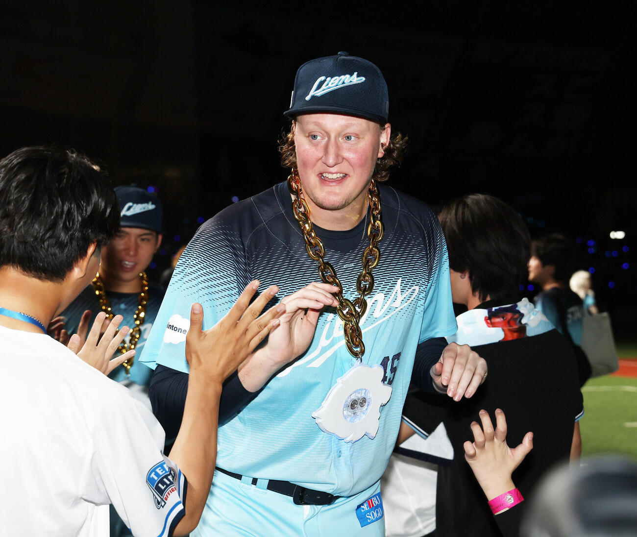 西武対オリックス　ファンとタッチを交わしながら移動する西武トレイ・ウィンゲンター（撮影・河田真司）