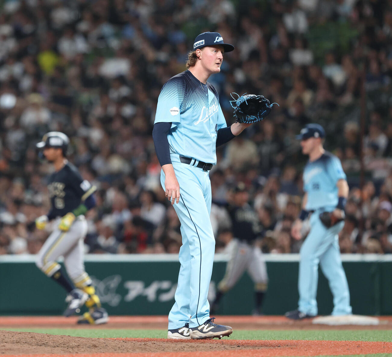 西武対オリックス　8回表オリックス無死、宗佑磨に中前打を浴びるウィンゲンター（撮影・河田真司）