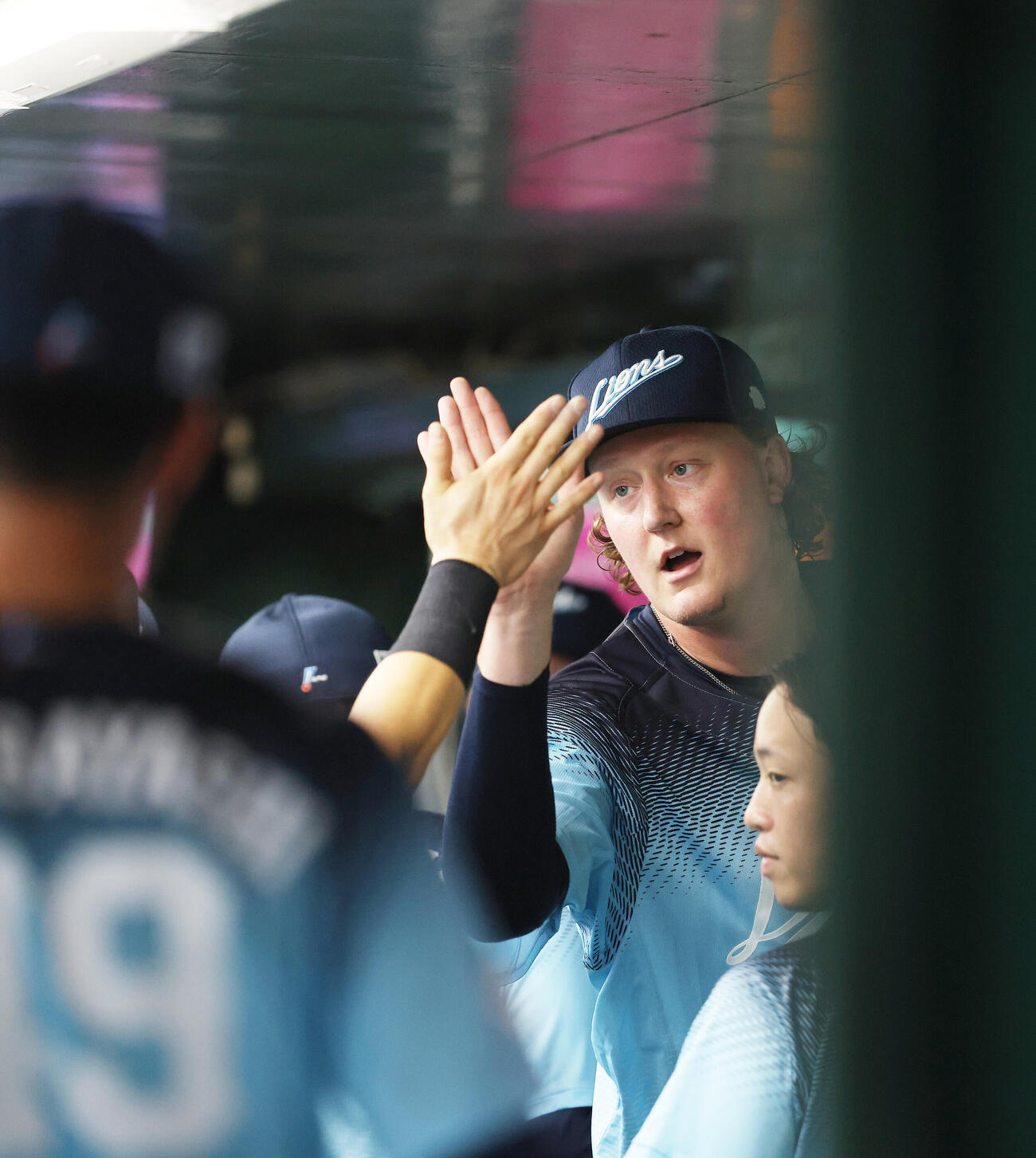 西武対オリックス　8回表を抑え、チームメートに迎えられるウィンゲンター（撮影・河田真司）