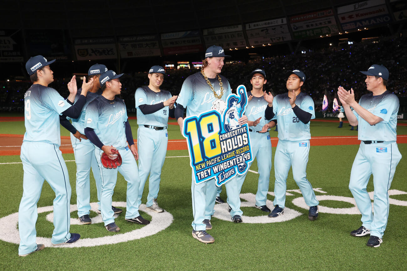 西武対オリックス　パ・リーグ新記録となる連続18ホールドを達成し、チームメートから祝福される西武トレイ・ウィンゲンター（撮影・河田真司）