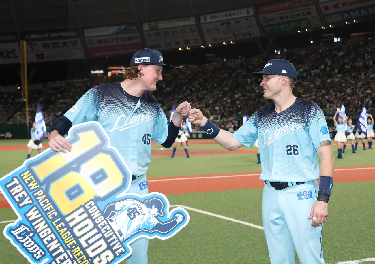 西武対オリックス　パ・リーグ新記録となる連続18ホールドを達成し、ネビン（右）とグータッチを交わす西武トレイ・ウィンゲンター（撮影・河田真司）