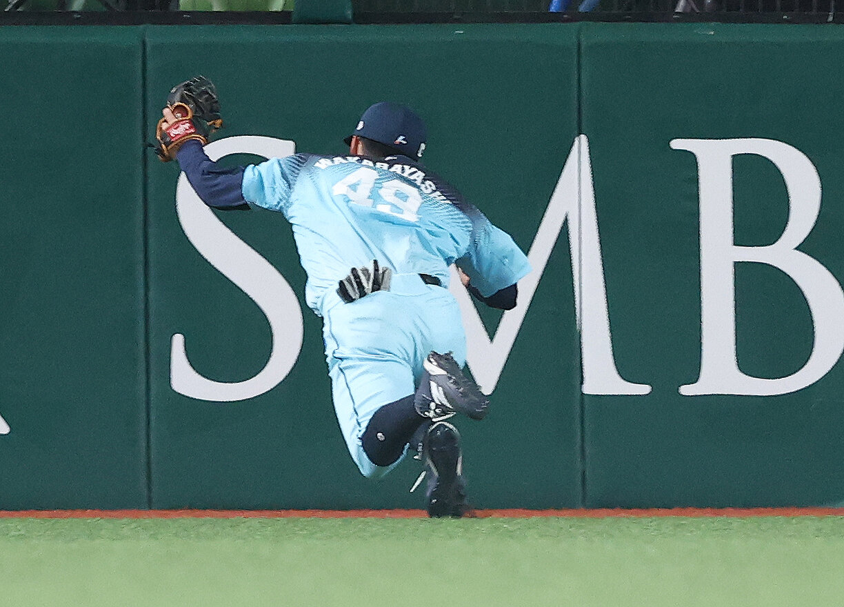 西武対オリックス　4回表オリックス無死、太田椋の打球を好捕する若林楽人（撮影・河田真司）