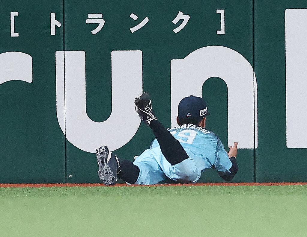 西武対オリックス　4回表オリックス無死、太田椋の打球を好捕する若林楽人（撮影・河田真司）