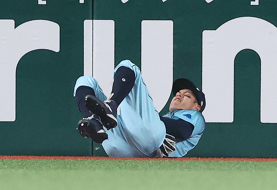 西武対オリックス　4回表オリックス無死、太田椋の打球を好捕する若林楽人（撮影・河田真司）